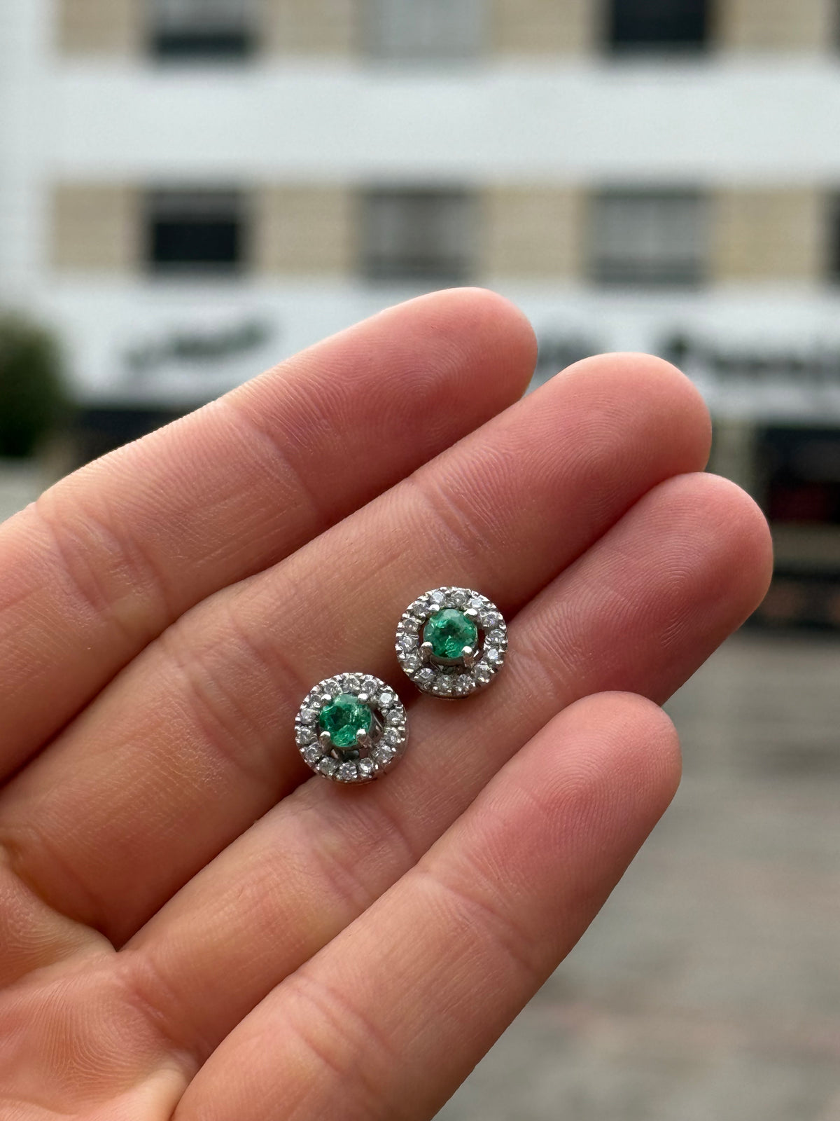 Aretes en Oro Blanco 18K con Esmeralda Natural de 5 mm y Circones