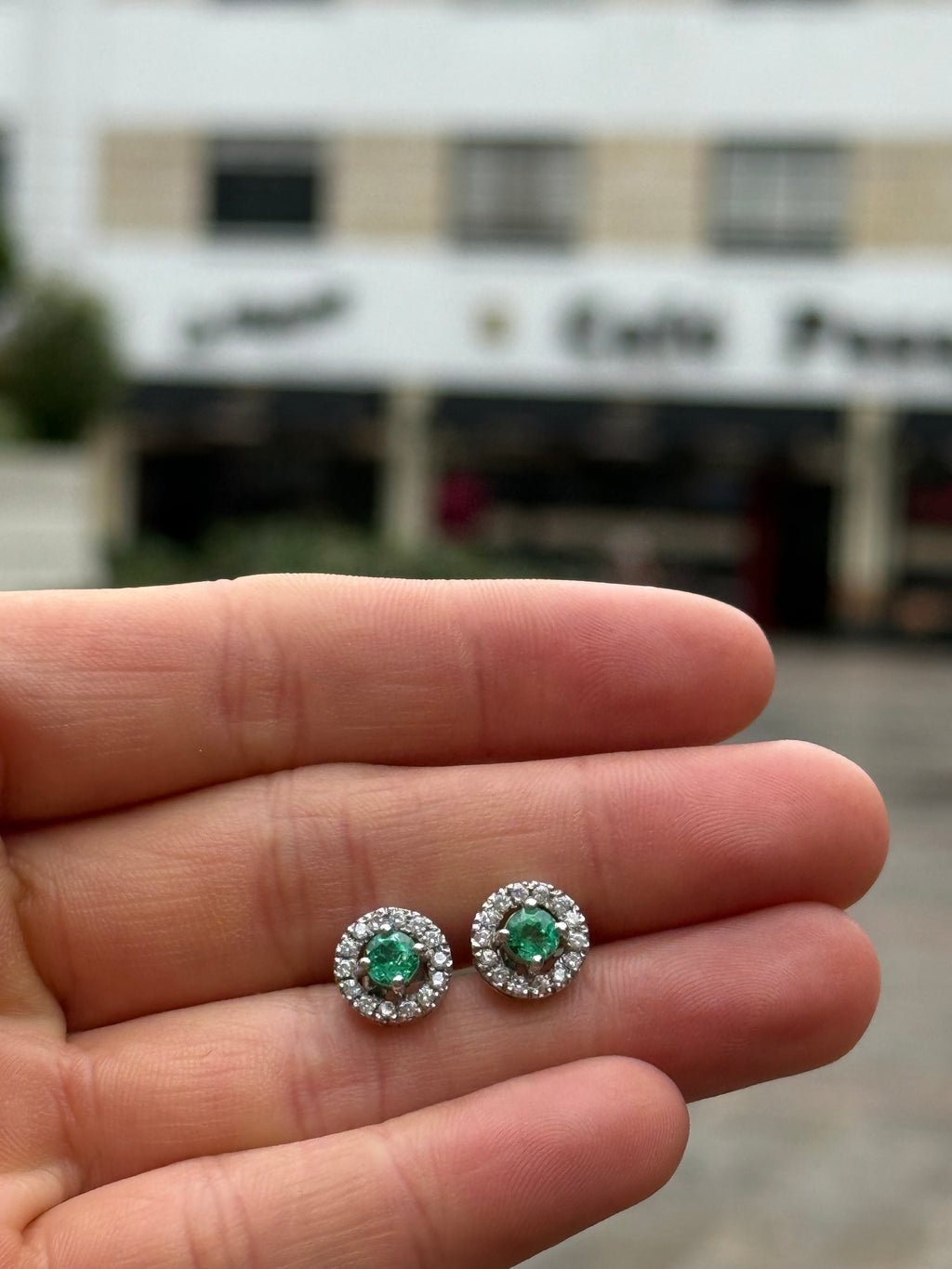 Aretes en Oro Blanco 18K con Esmeralda Natural de 5 mm y Circones
