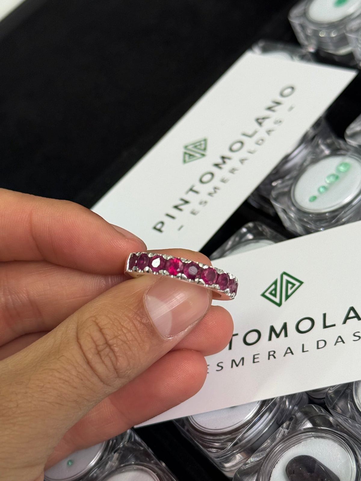 Anillo de Hombre en Plata – Cintillo con 9 Rubíes Naturales de 4 mm