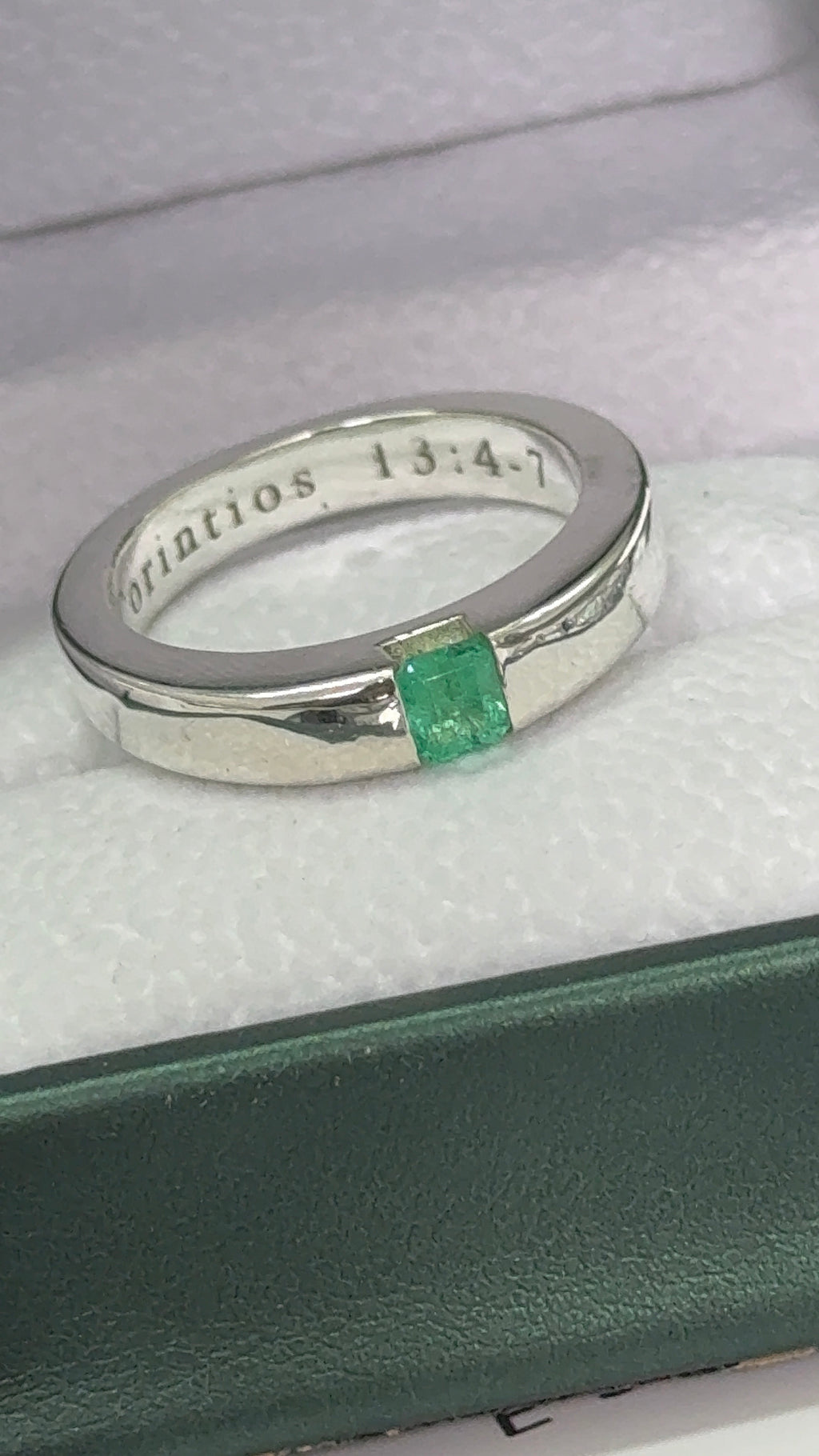 Anillo de Hombre en Plata con Esmeralda Natural – Diseño Bisel Cuadrado