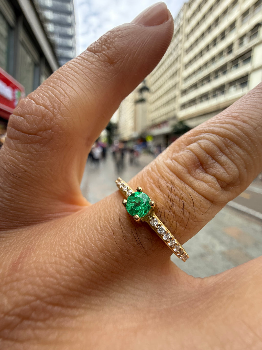 Anillo en Oro fabricado con Esmeralda y Diamantes - Disponible para Fabricación