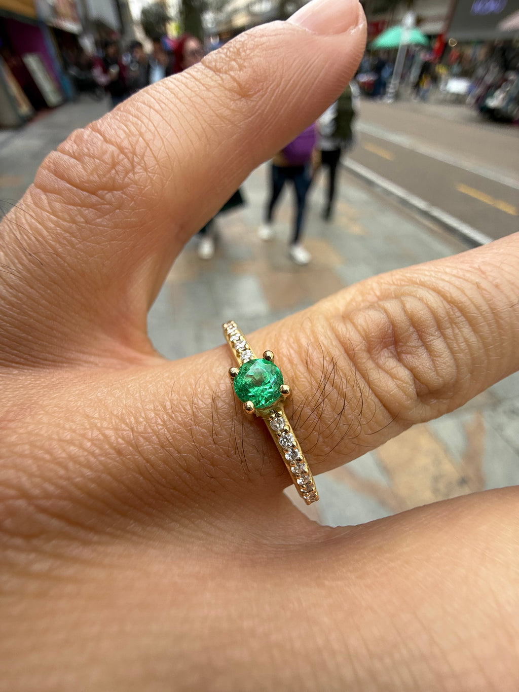 Anillo en Oro fabricado con Esmeralda y Diamantes - Disponible para Fabricación
