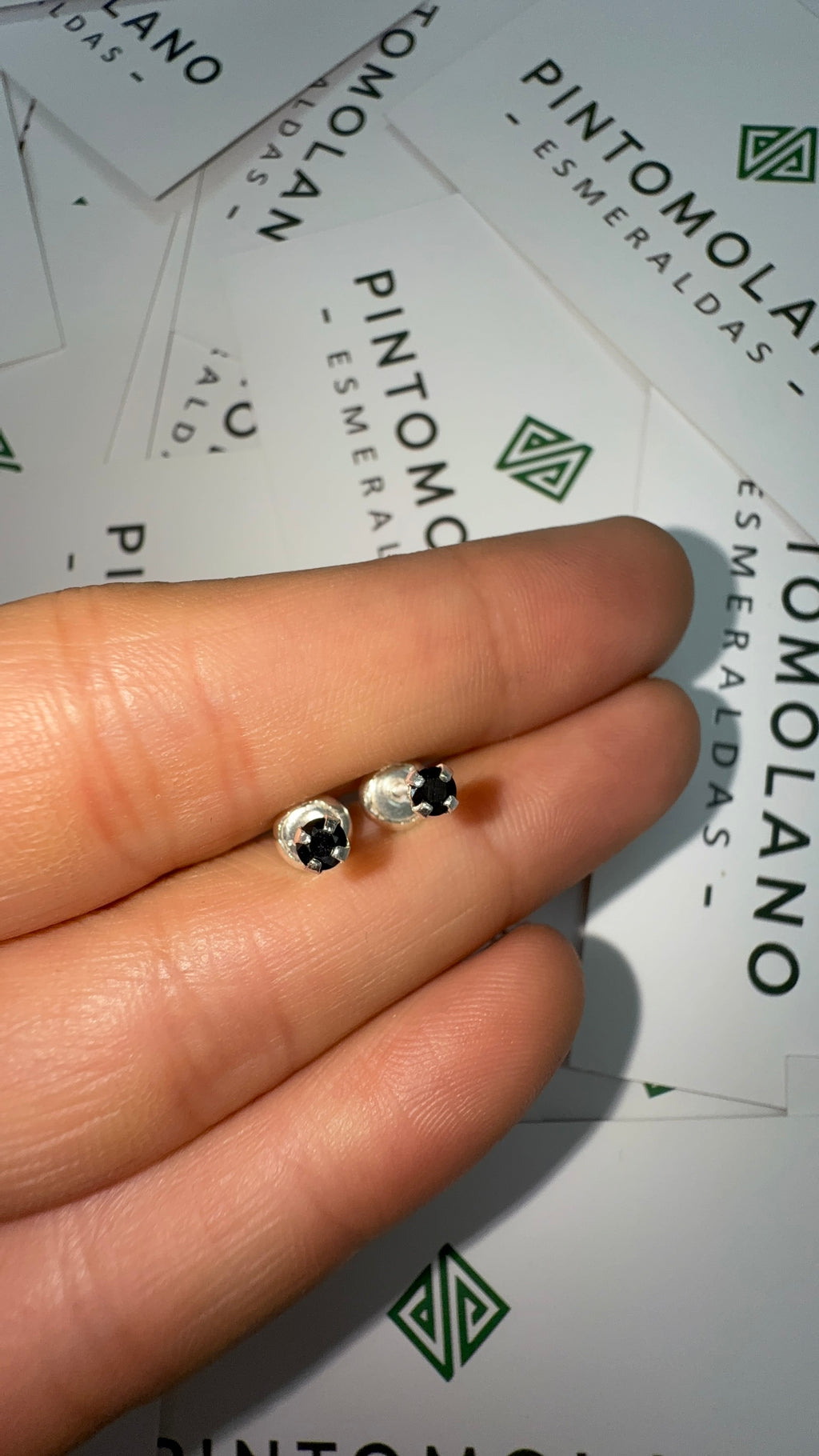 Aretes Topos de 3mm en Plata con Zafiro Negro