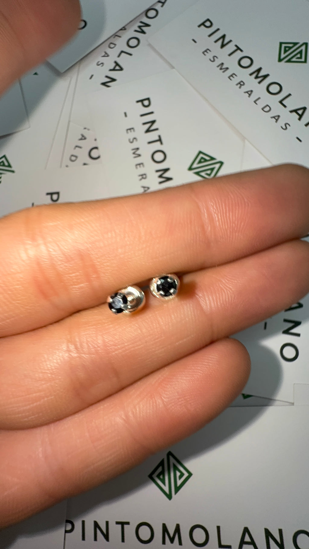 Aretes Topos de 3mm en Plata con Zafiro Negro