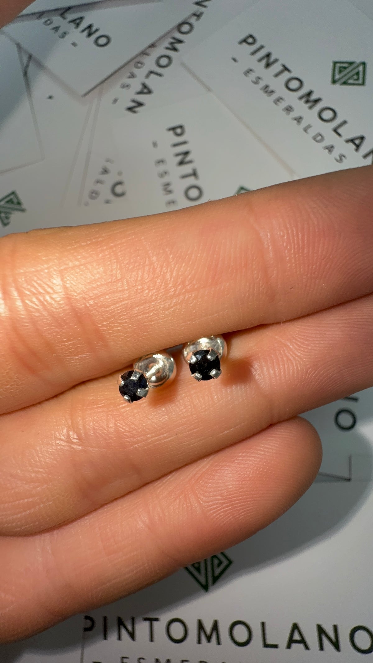 Aretes Topos de 3mm en Plata con Zafiro Negro