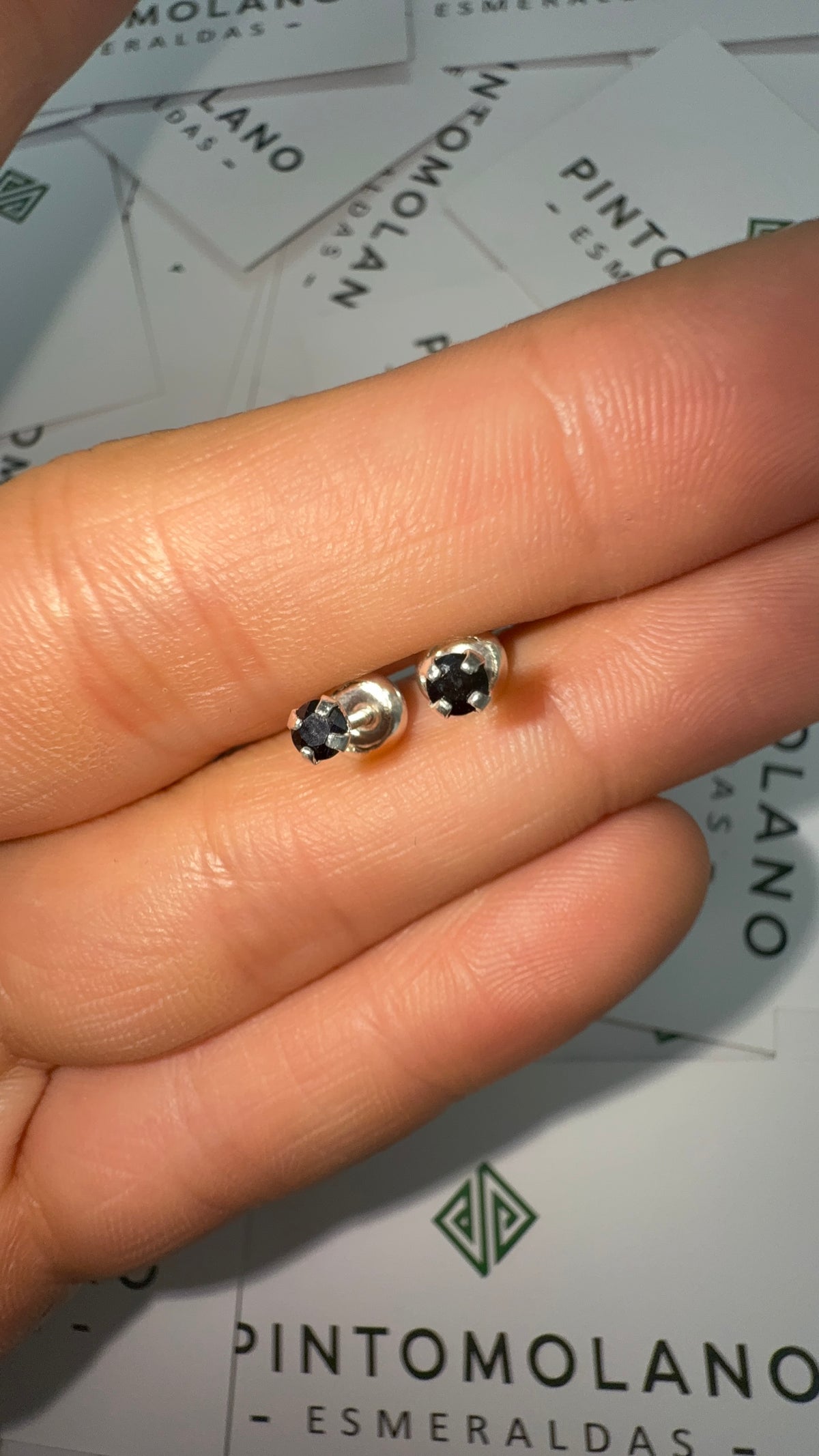 Aretes Topos de 3mm en Plata con Zafiro Negro