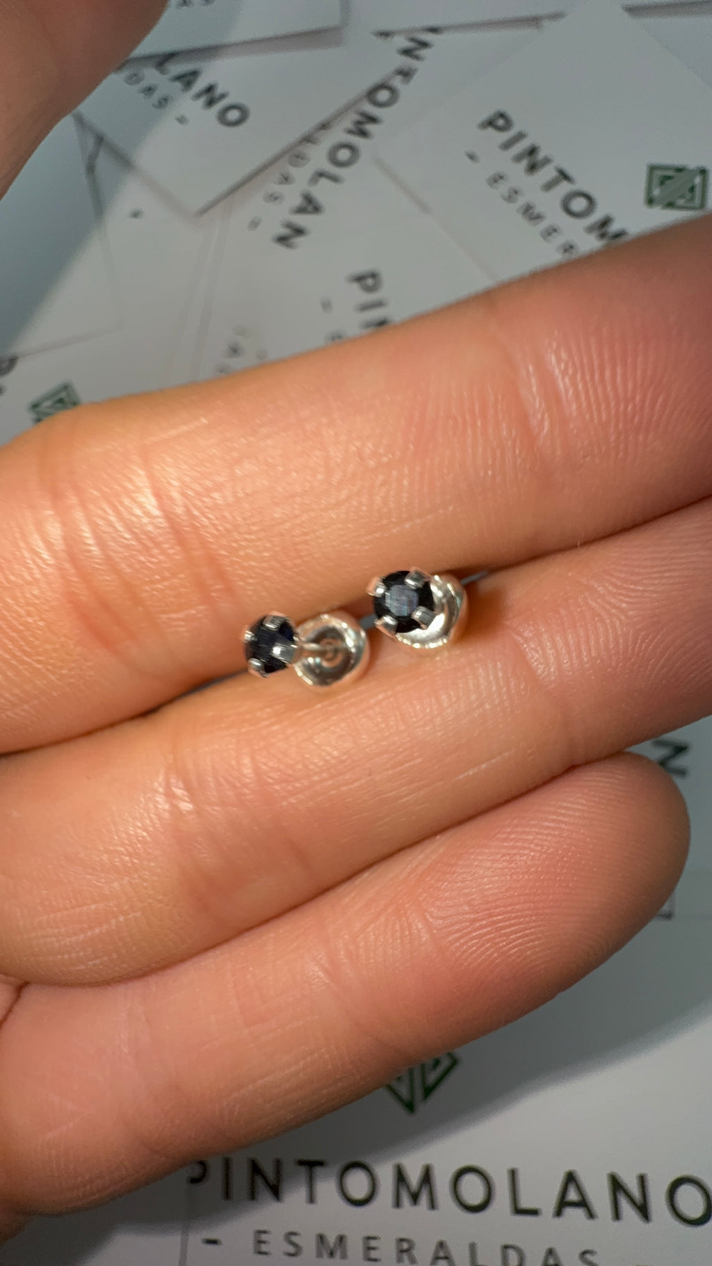 Aretes Topos de 3mm en Plata con Zafiro Negro