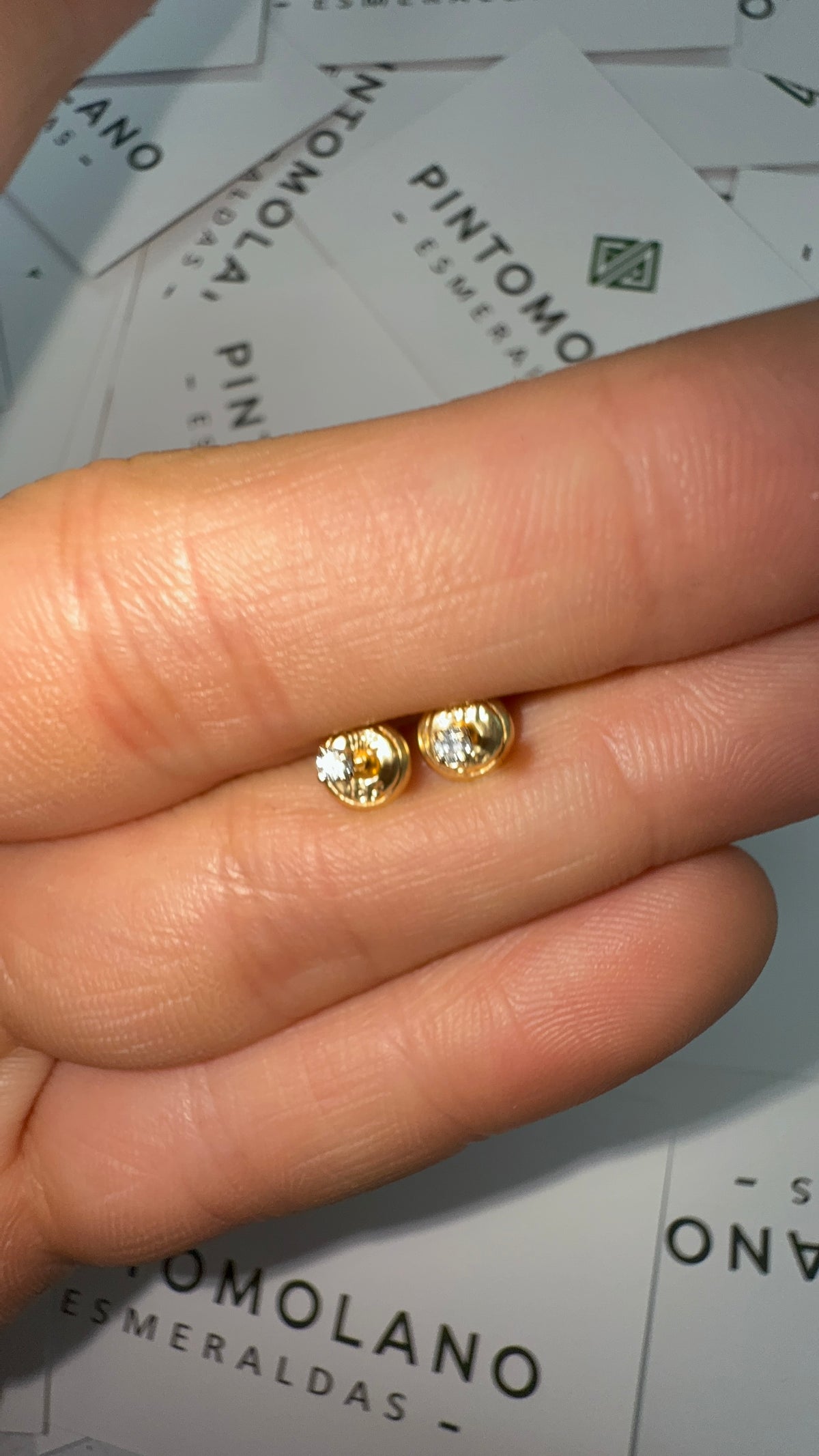 Aretes Topos de 2mm en Oro con Diamante Natural
