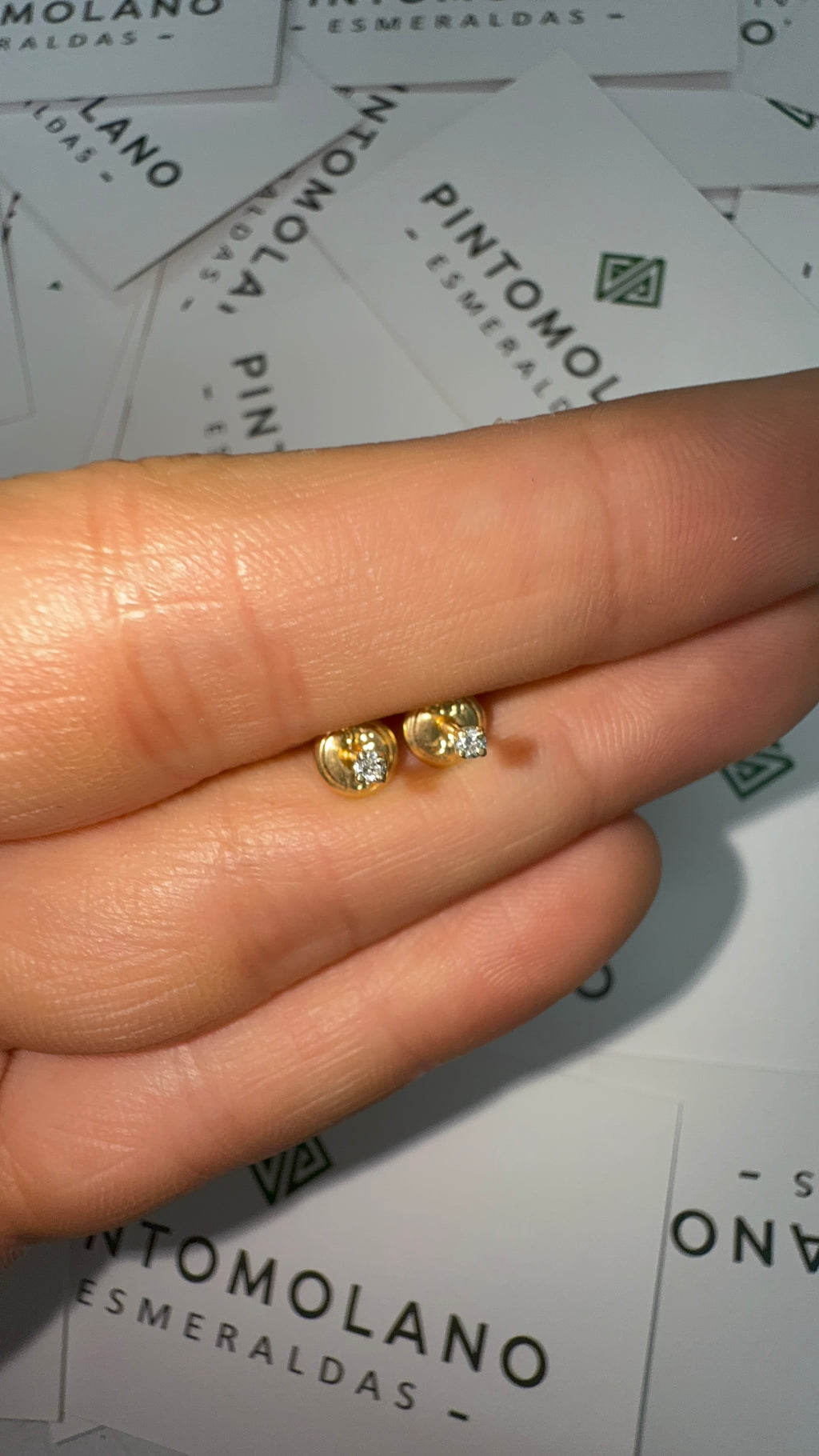 Aretes Topos de 2mm en Oro con Diamante Natural