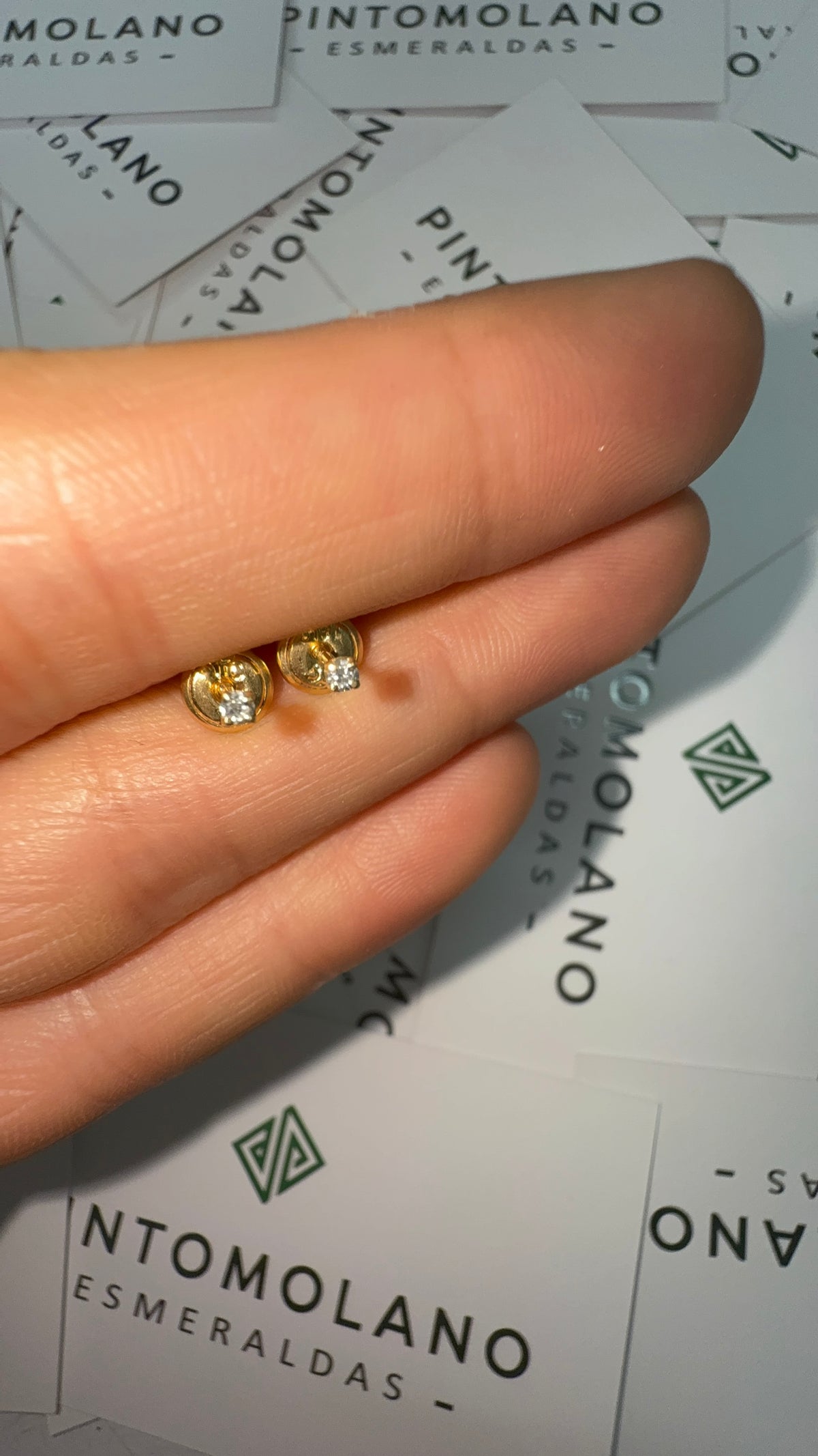 Aretes Topos de 2mm en Oro con Diamante Natural