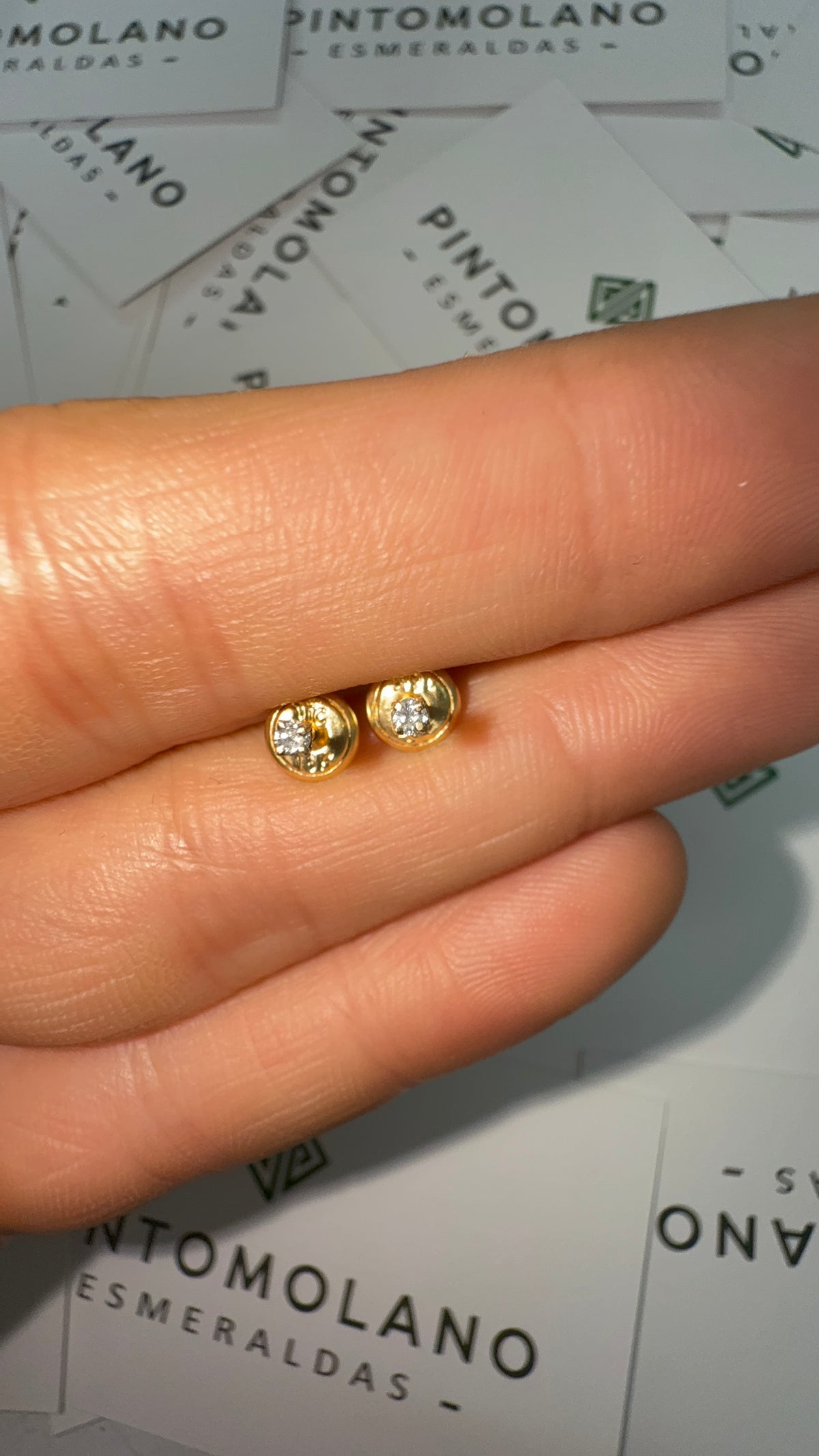 Aretes Topos de 2mm en Oro con Diamante Natural