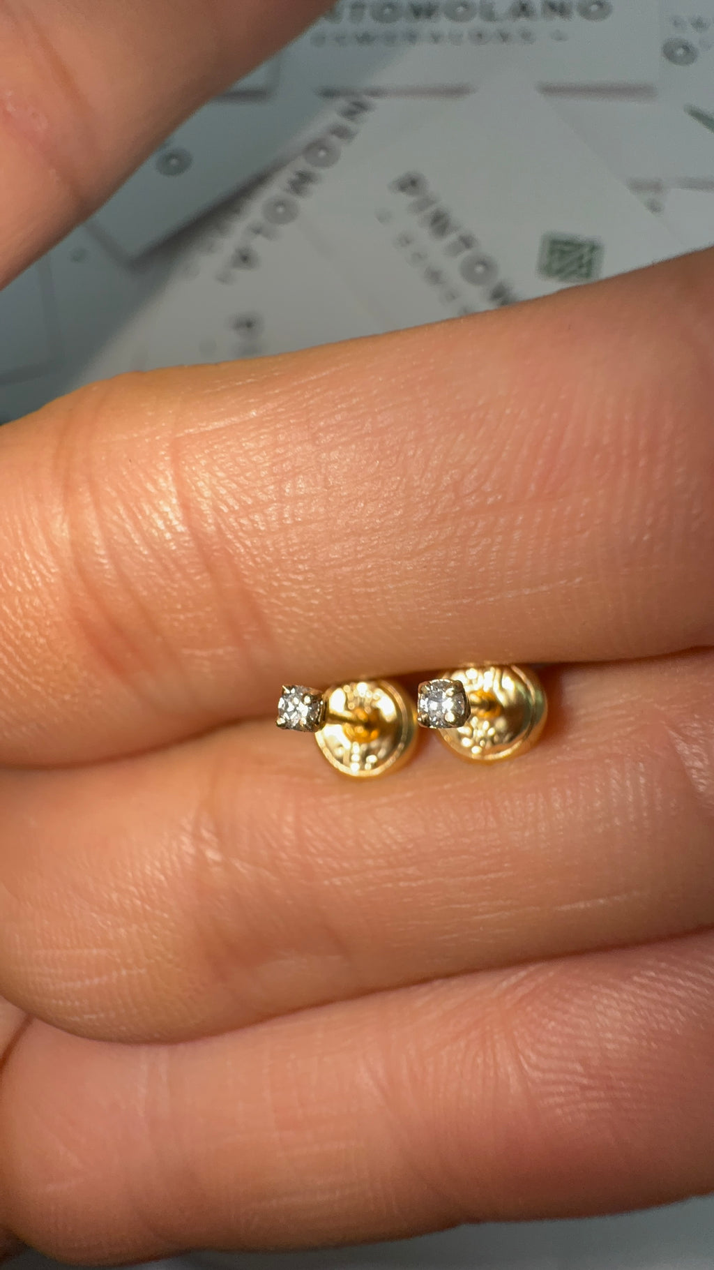 Aretes Topos de 2mm en Oro con Diamante Natural