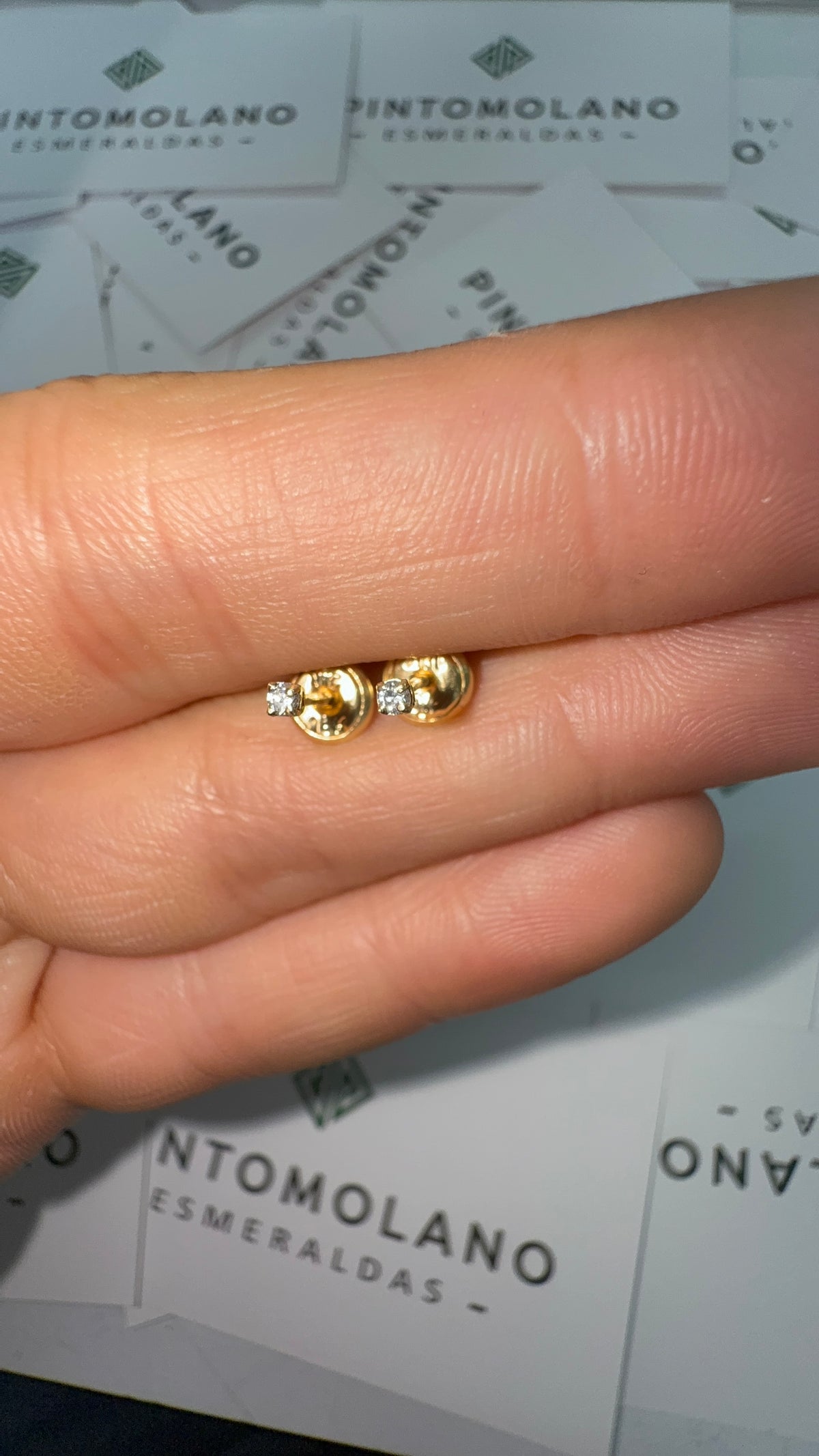 Aretes Topos de 2mm en Oro con Diamante Natural