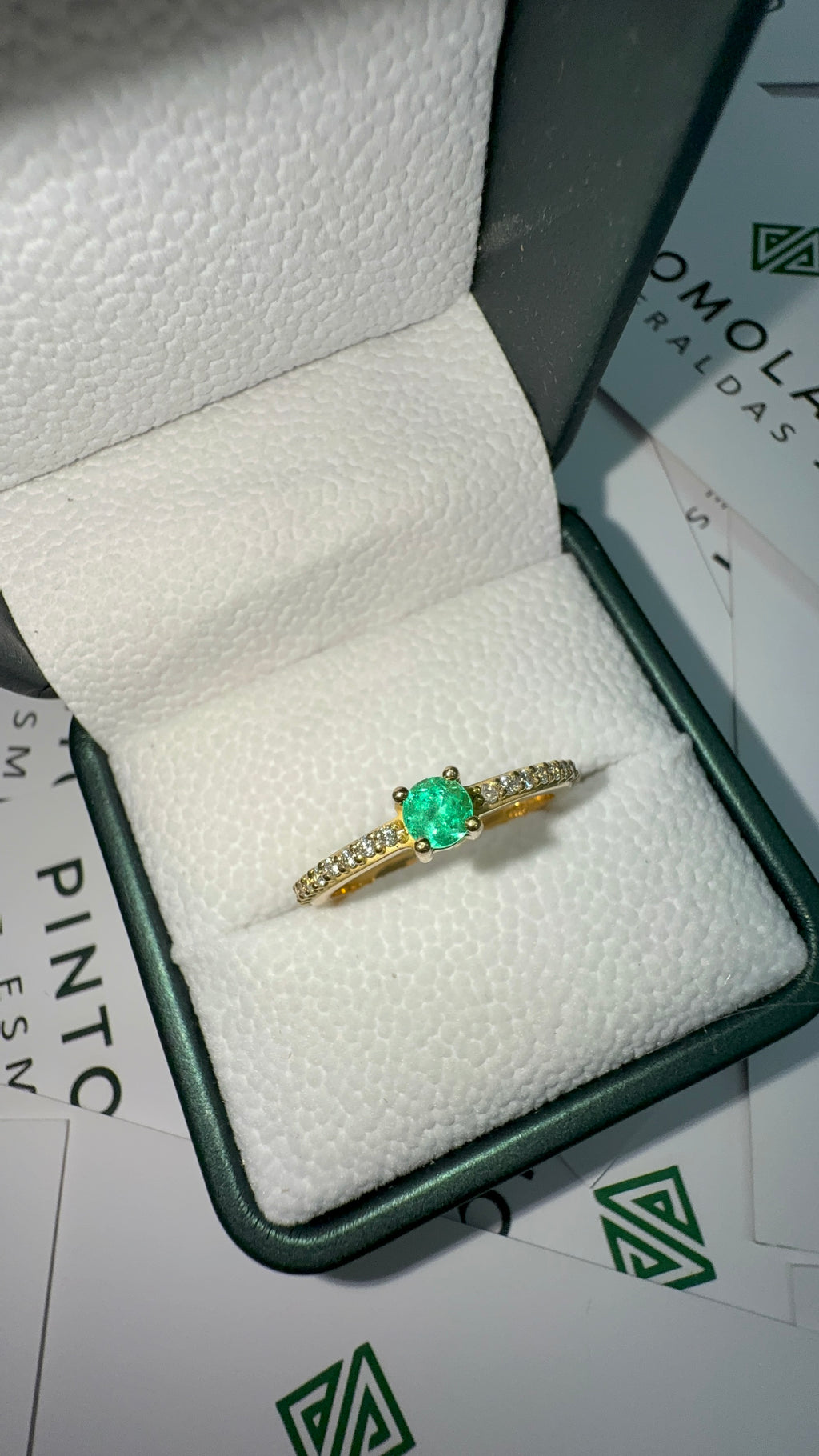 Anillo en Oro 18K con Esmeralda Central y Diamantes Laterales