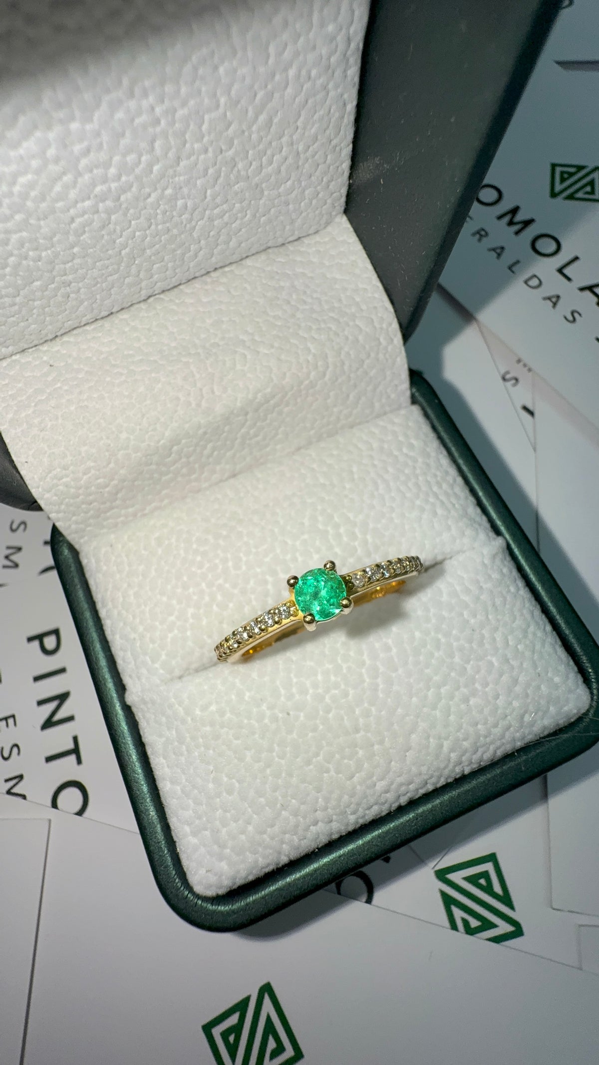 Anillo en Oro 18K con Esmeralda Central y Diamantes Laterales