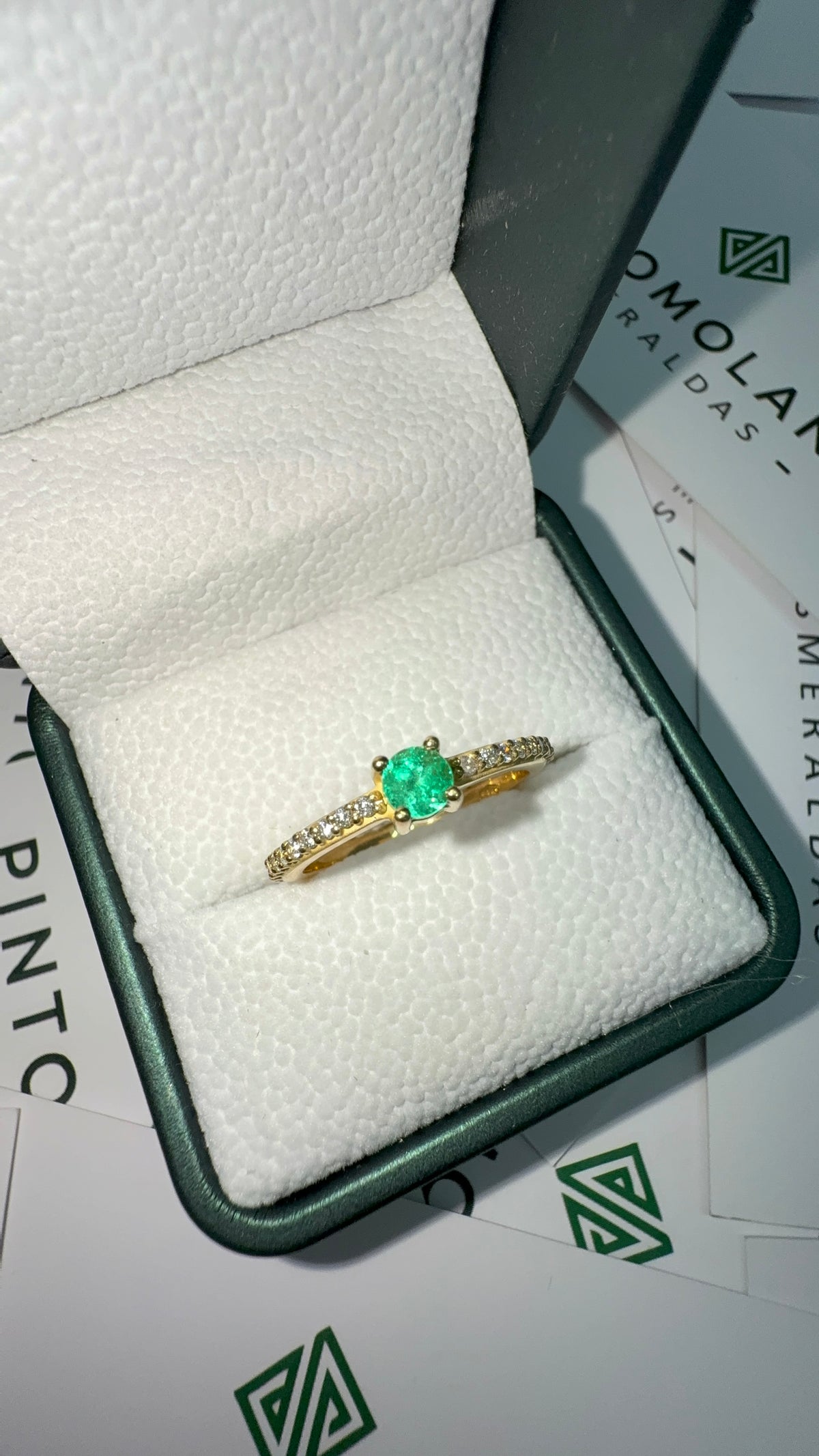 Anillo en Oro fabricado con Esmeralda y Diamantes - Disponible para Fabricación