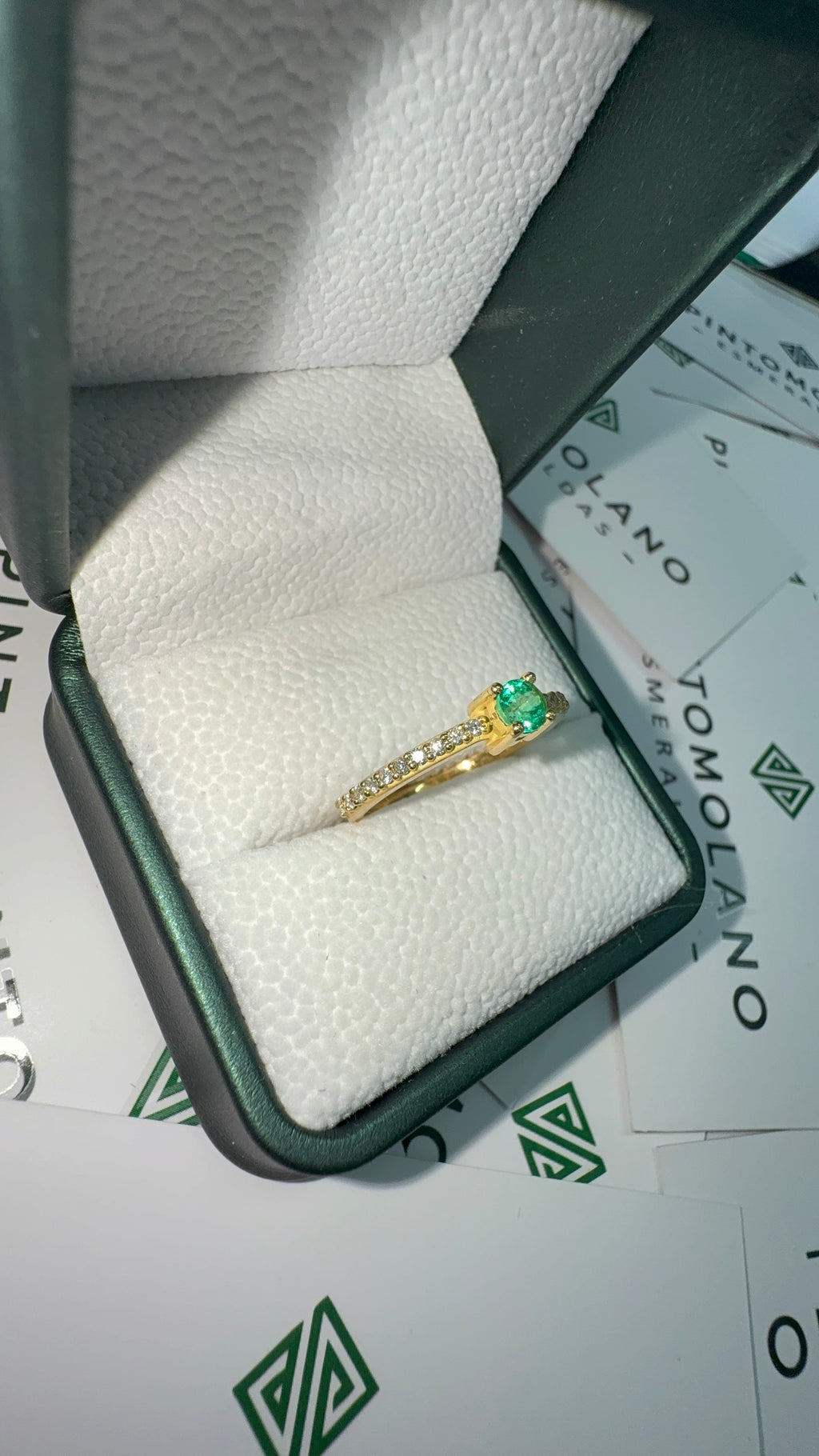 Anillo en Oro fabricado con Esmeralda y Diamantes - Disponible para Fabricación