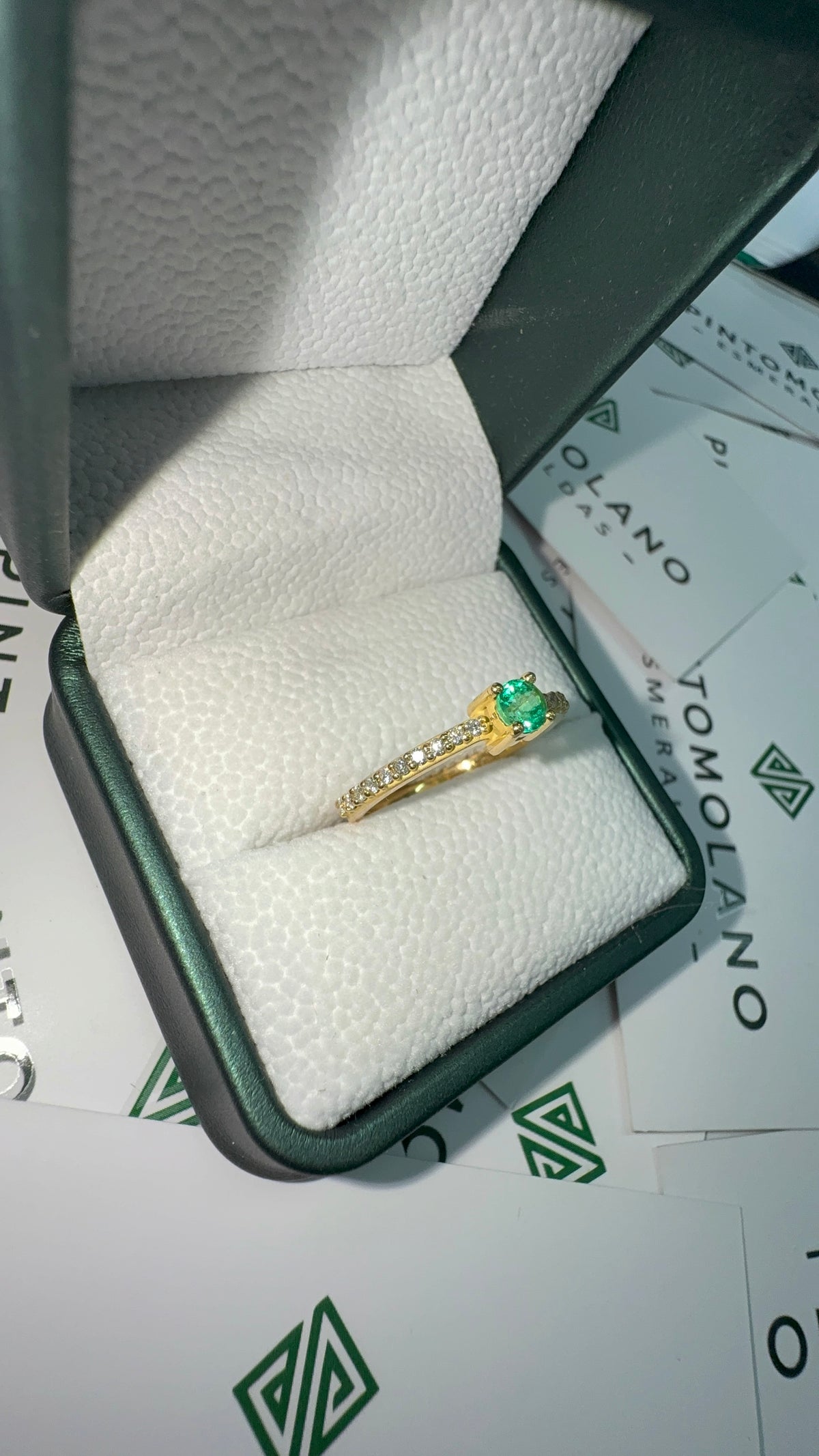 Anillo en Oro fabricado con Esmeralda y Diamantes - Disponible para Fabricación