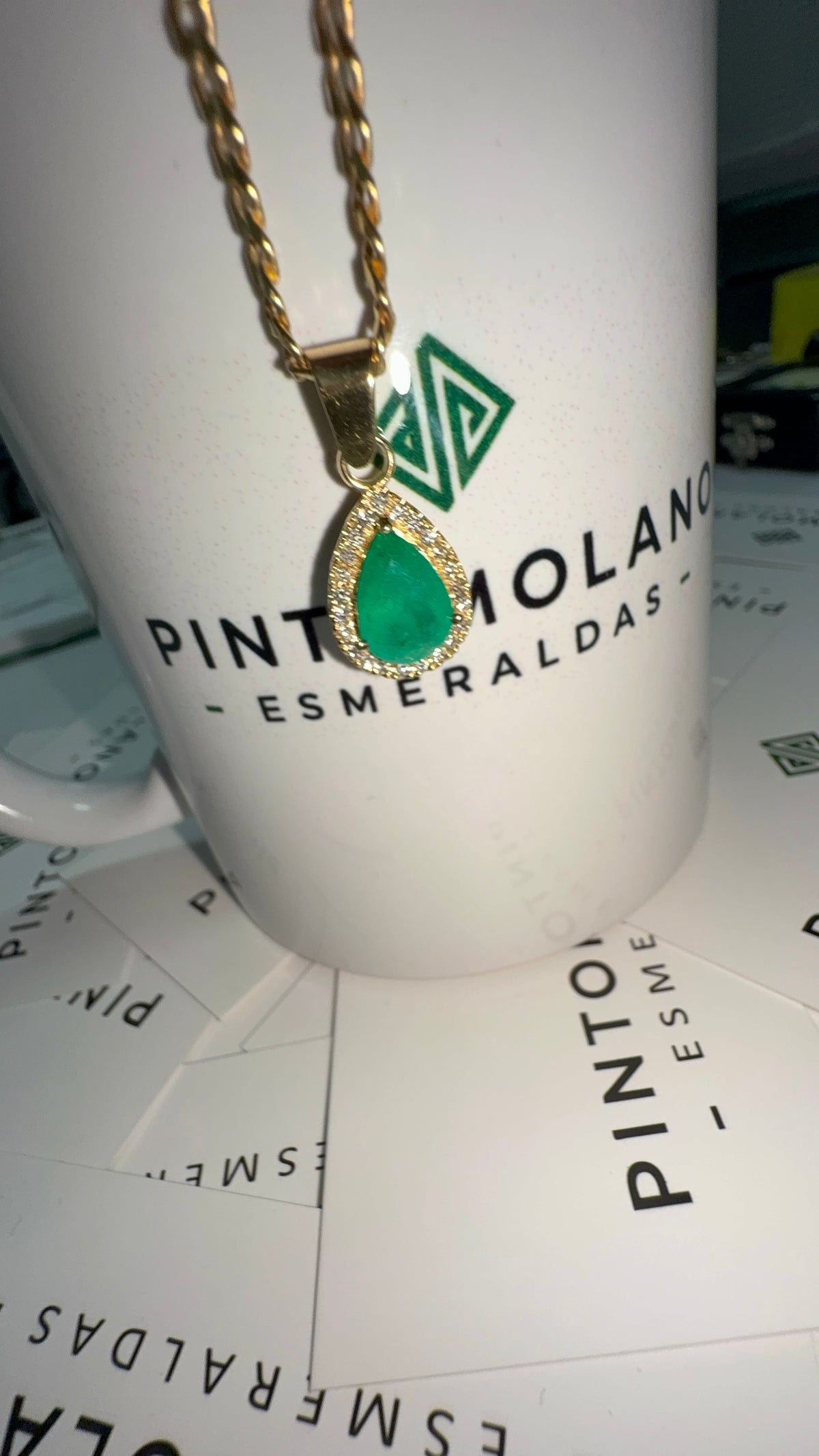 Dije con Esmeralda Talla Lágrima y Diamantes - Disponible para Fabricación