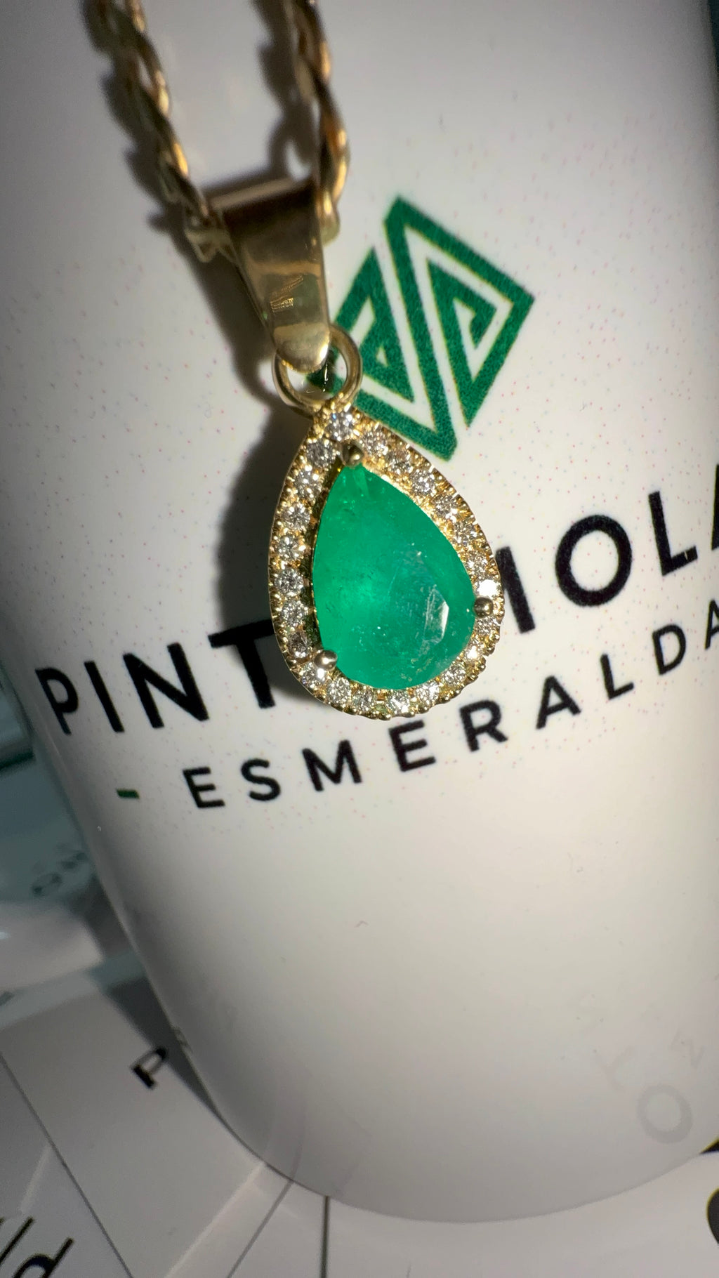 Dije con Esmeralda Talla Lágrima y Diamantes - Disponible para Fabricación