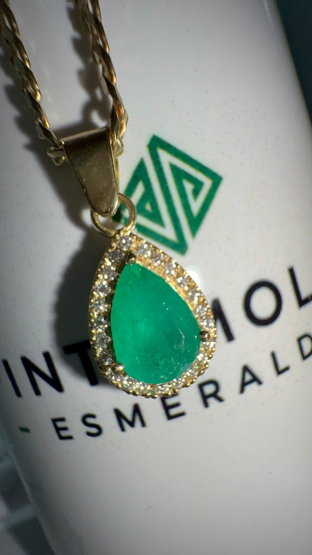 Dije con Esmeralda Talla Lágrima y Diamantes - Disponible para Fabricación