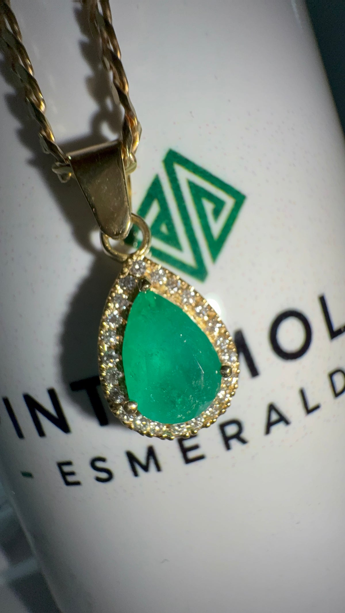 Dije con Esmeralda Talla Lágrima y Diamantes - Disponible para Fabricación