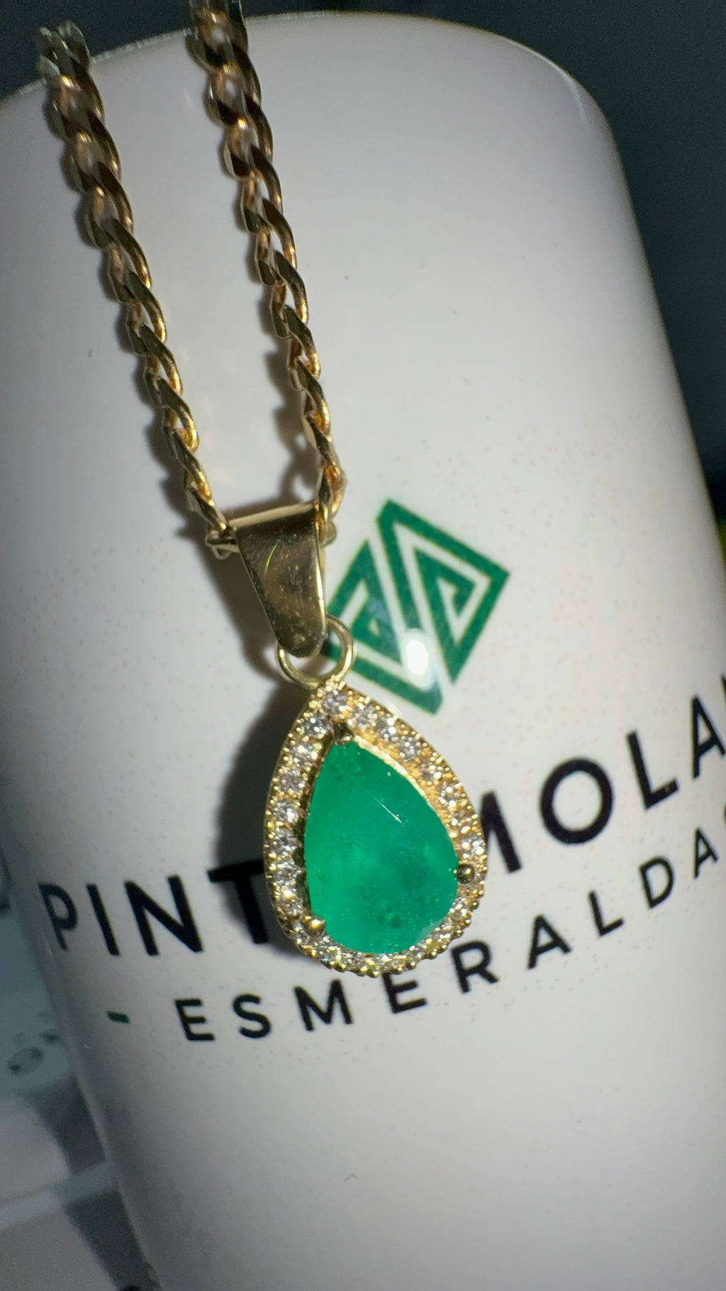 Dije con Esmeralda Talla Lágrima y Diamantes - Disponible para Fabricación
