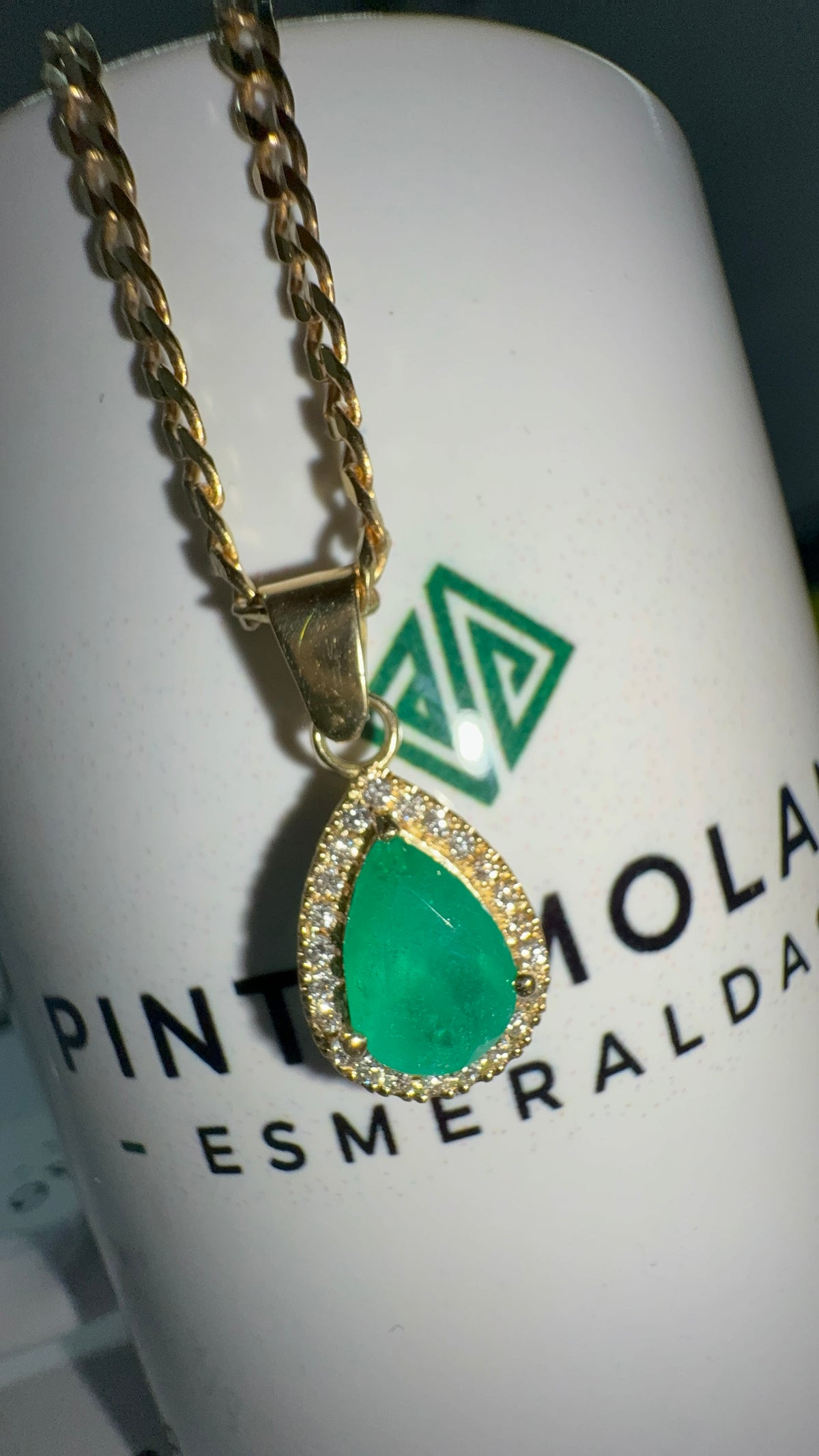 Dije con Esmeralda Talla Lágrima y Diamantes - Disponible para Fabricación