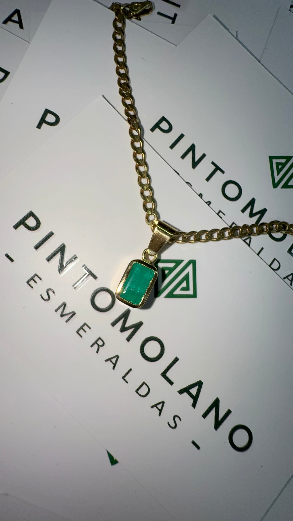 Dije en Oro con Esmeralda 8mm x 5mm