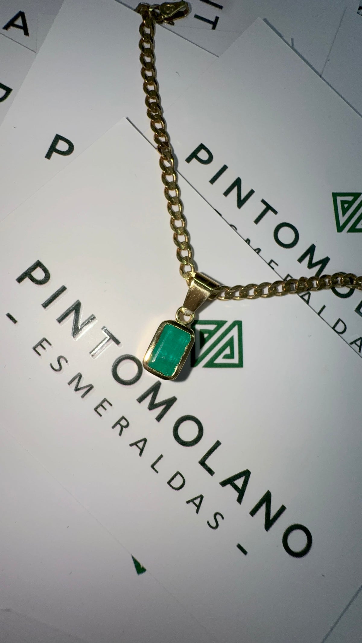Dije en Oro con Esmeralda 8mm x 5mm