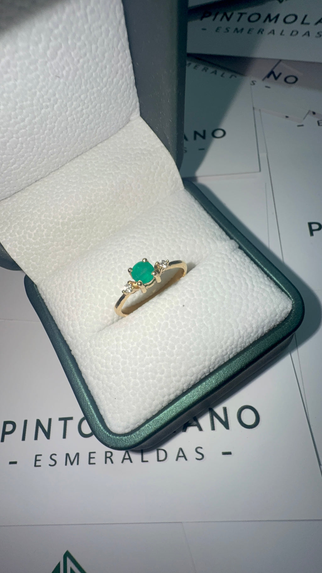 Anillo en Oro De Compromiso Con Esmeralda y Diamantes - Disponible Para Fabricación