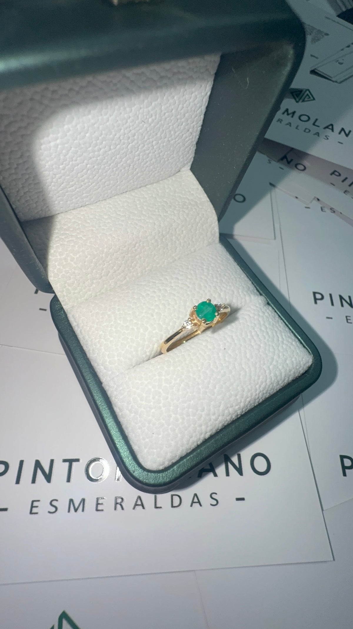 Anillo en Oro De Compromiso Con Esmeralda y Diamantes - Disponible Para Fabricación
