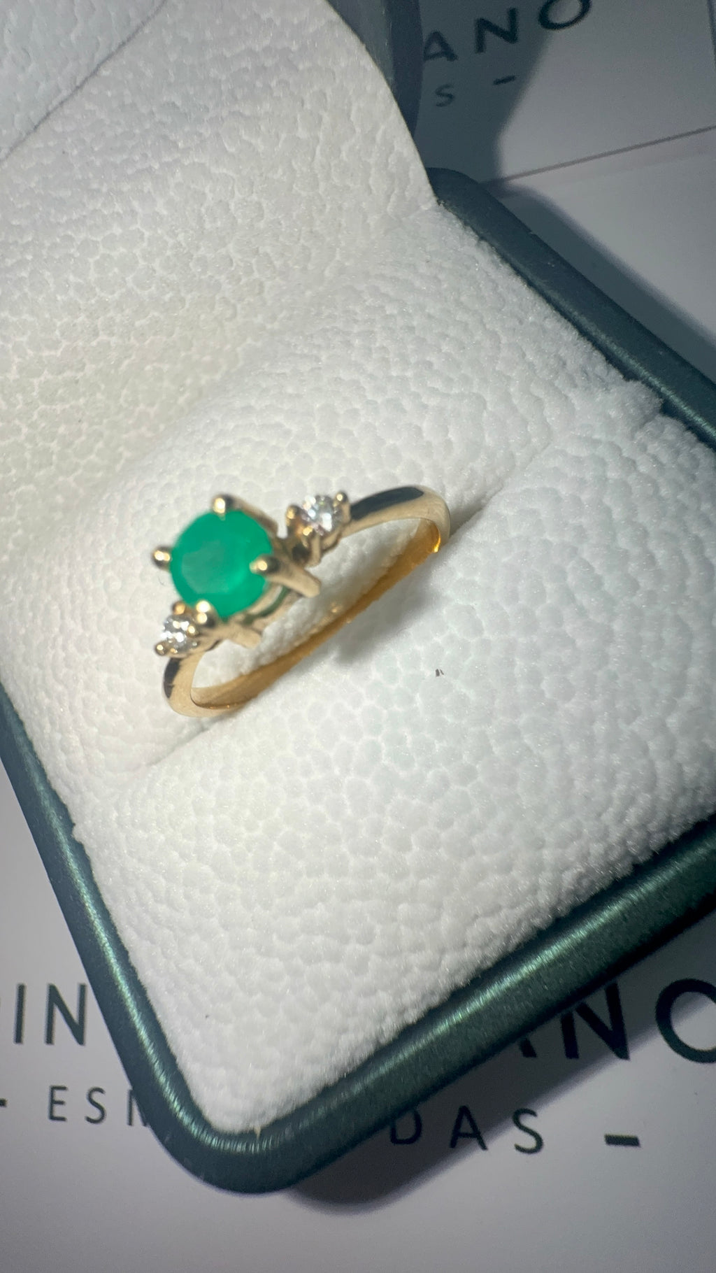 Anillo en Oro De Compromiso Con Esmeralda y Diamantes - Disponible Para Fabricación