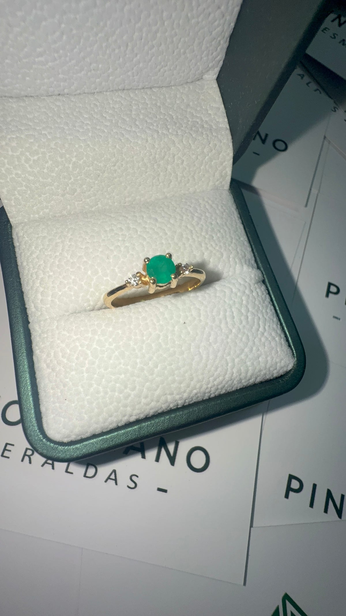 Anillo en Oro De Compromiso Con Esmeralda y Diamantes - Disponible Para Fabricación