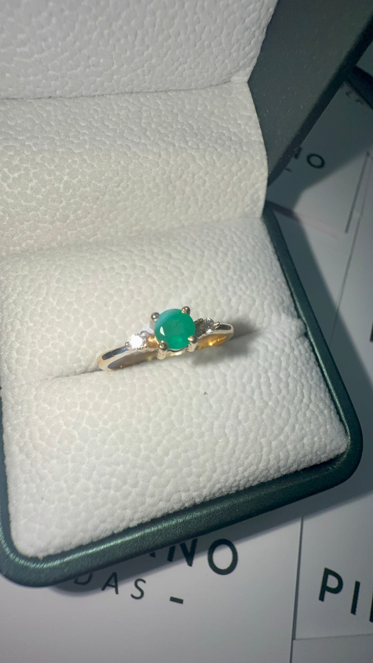 Anillo en Oro De Compromiso Con Esmeralda y Diamantes - Disponible Para Fabricación