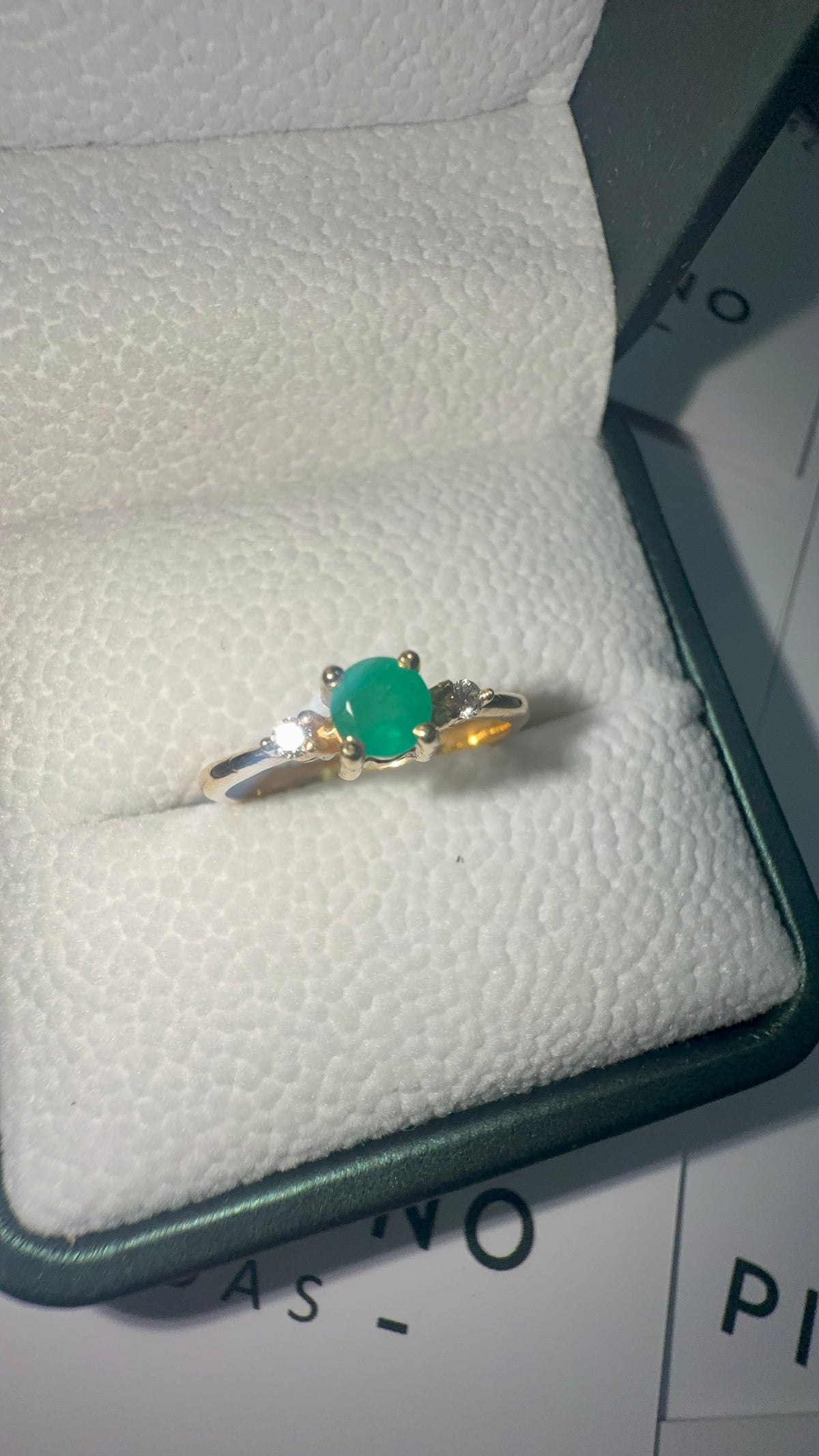 Anillo en Oro De Compromiso Con Esmeralda y Diamantes - Disponible Para Fabricación