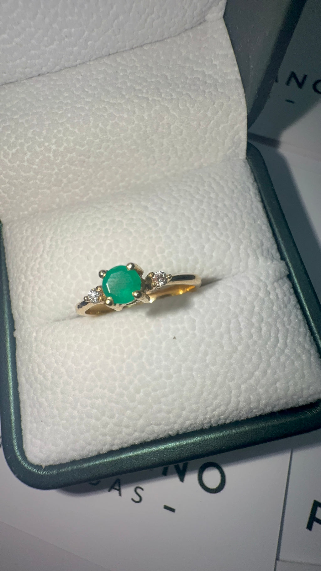 Anillo en Oro De Compromiso Con Esmeralda y Diamantes - Disponible Para Fabricación