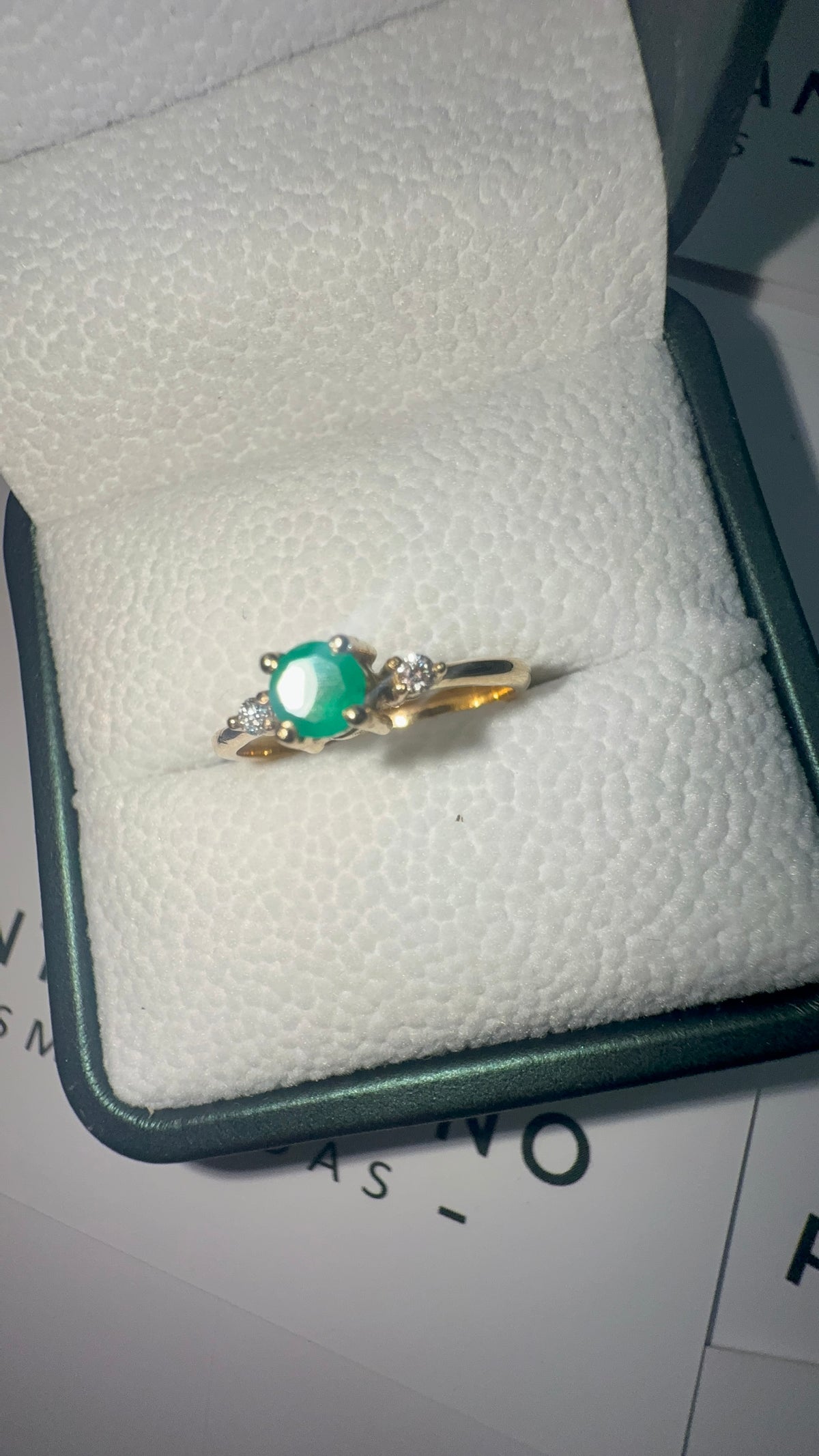 Anillo en Oro De Compromiso Con Esmeralda y Diamantes - Disponible Para Fabricación