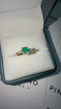 Anillo en Oro De Compromiso Con Esmeralda y Diamantes - Disponible Para Fabricación