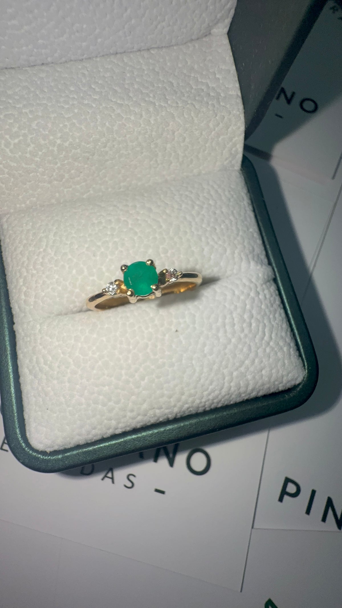Anillo en Oro De Compromiso Con Esmeralda y Diamantes - Disponible Para Fabricación