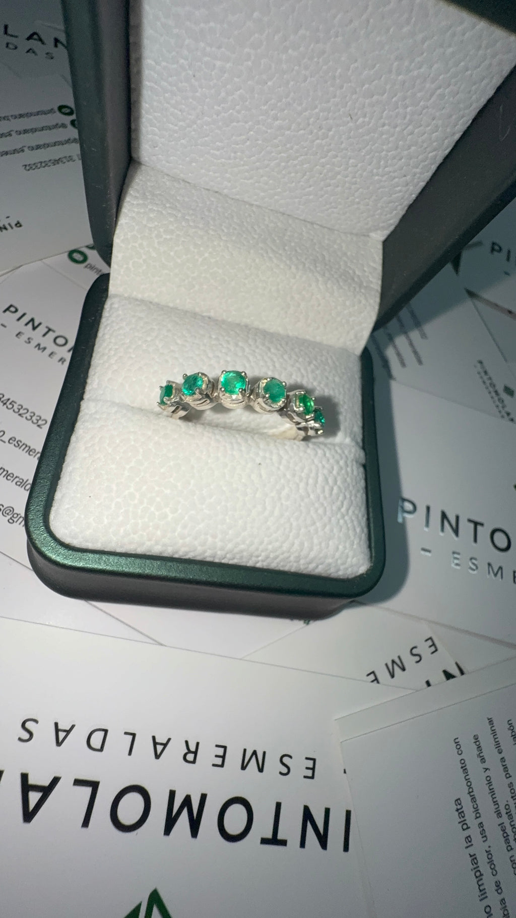Anillo En Plata Con 6 Esmeraldas - Disponible para Fabricación
