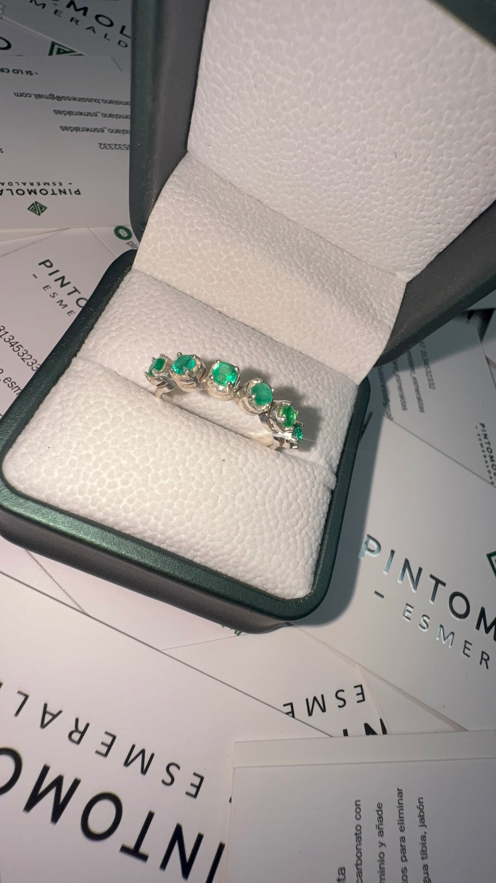 Anillo En Plata Con 6 Esmeraldas - Disponible para Fabricación