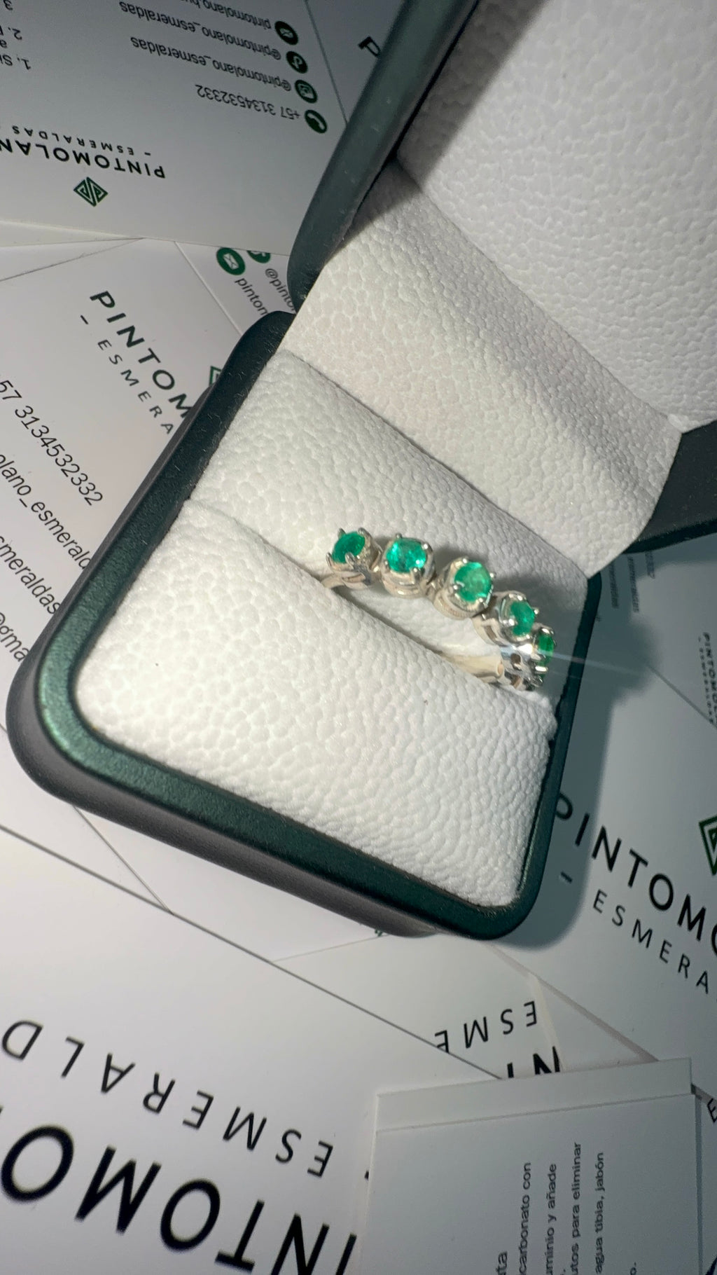 Anillo En Plata Con 6 Esmeraldas - Disponible para Fabricación