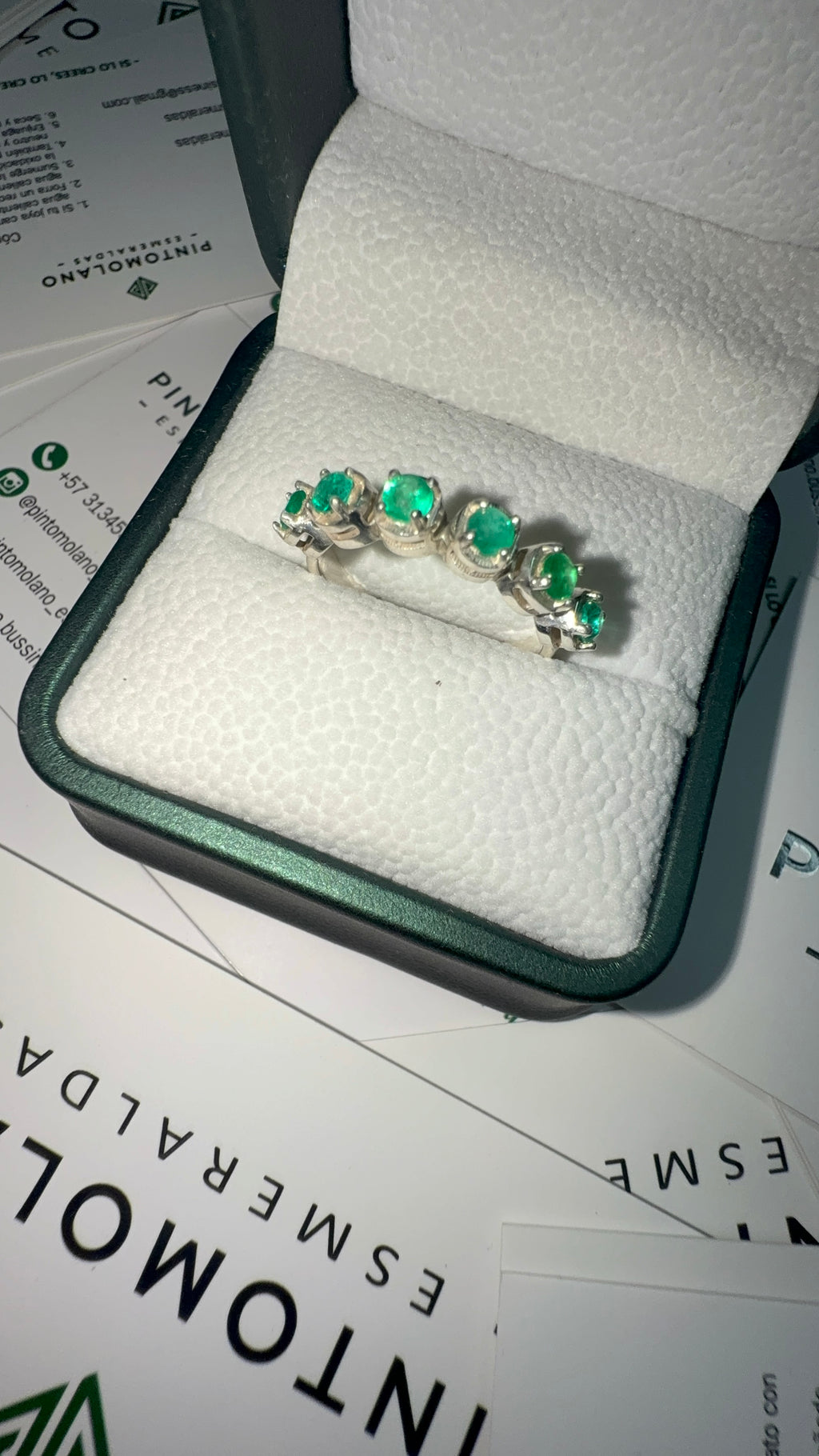 Anillo En Plata Con 6 Esmeraldas - Disponible para Fabricación