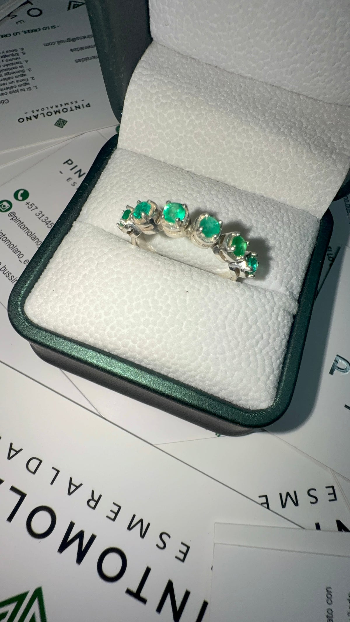 Anillo En Plata Con 6 Esmeraldas - Disponible para Fabricación