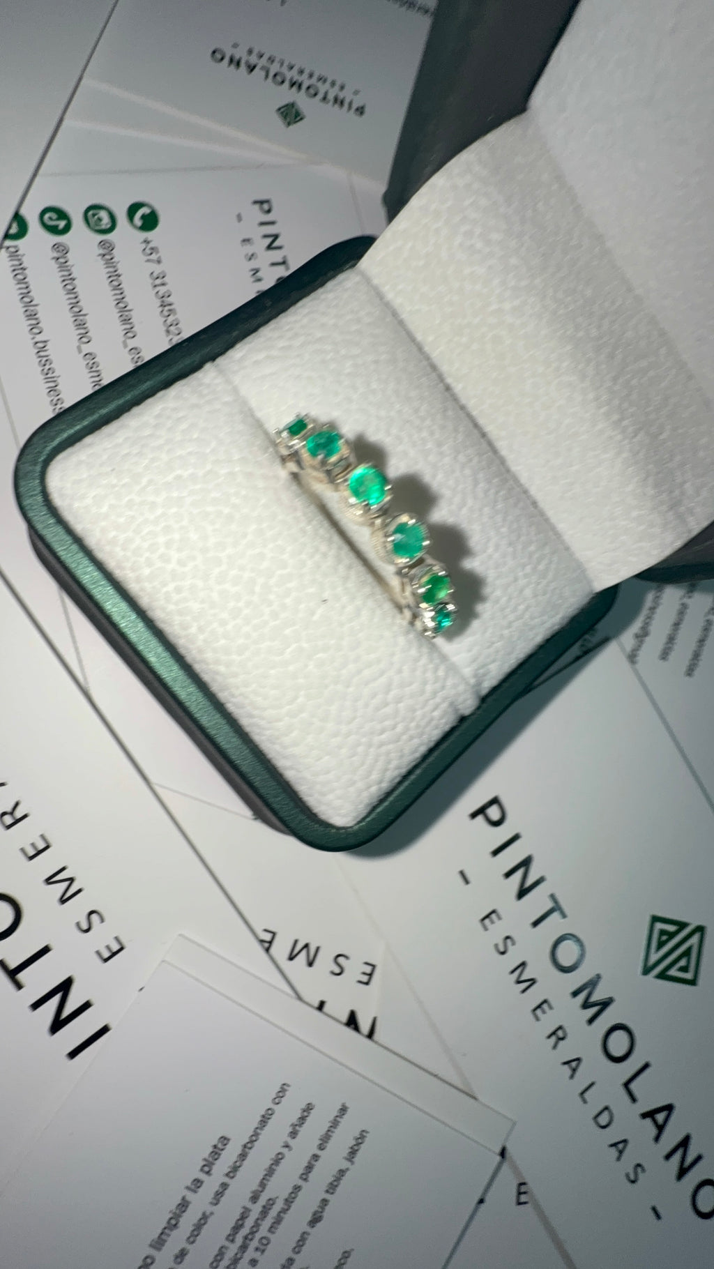 Anillo En Plata Con 6 Esmeraldas - Disponible para Fabricación
