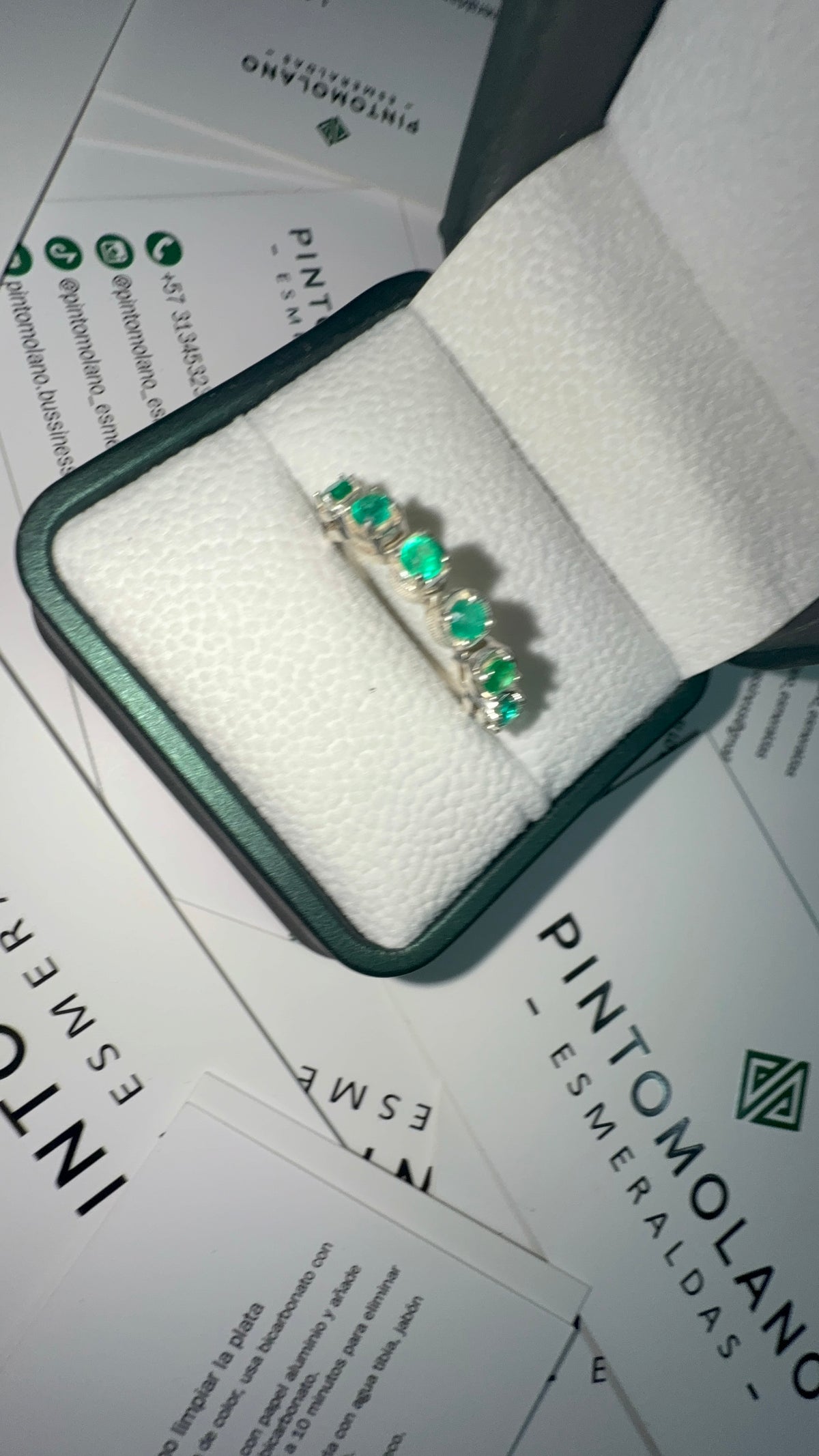 Anillo En Plata Con 6 Esmeraldas - Disponible para Fabricación