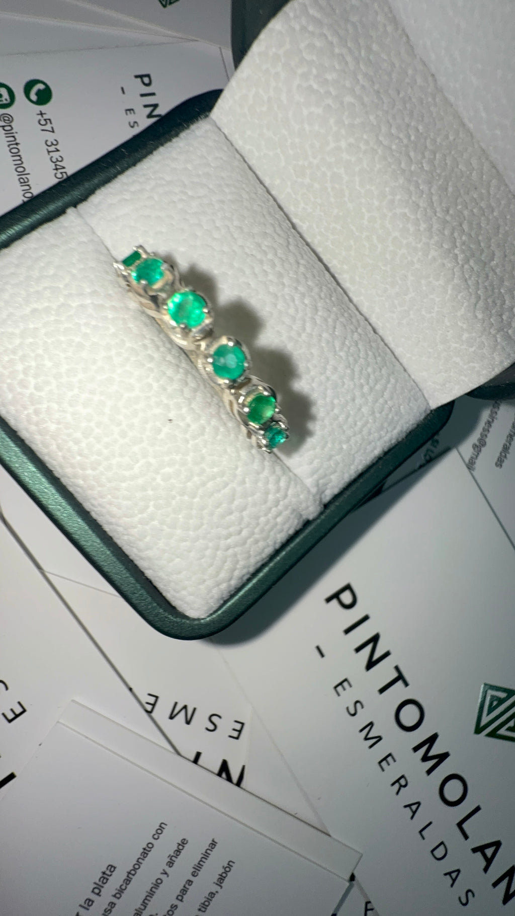 Anillo En Plata Con 6 Esmeraldas - Disponible para Fabricación