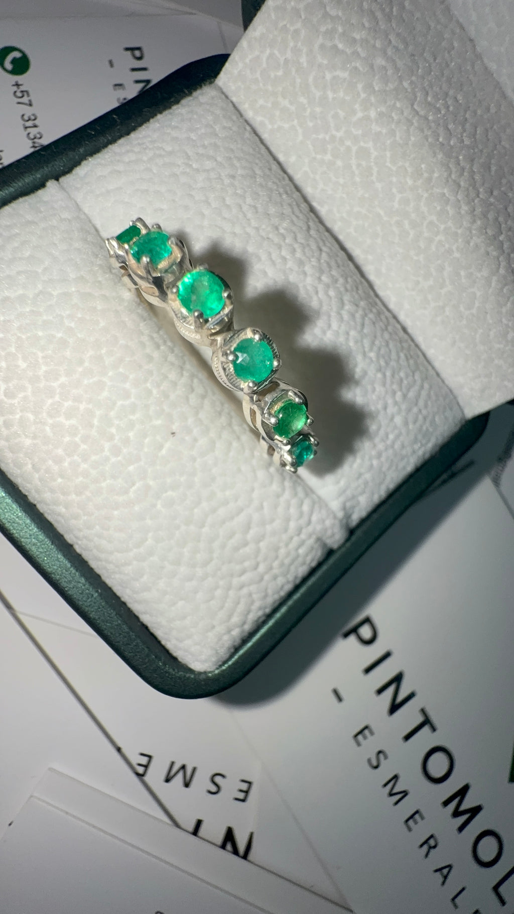 Anillo En Plata Con 6 Esmeraldas - Disponible para Fabricación