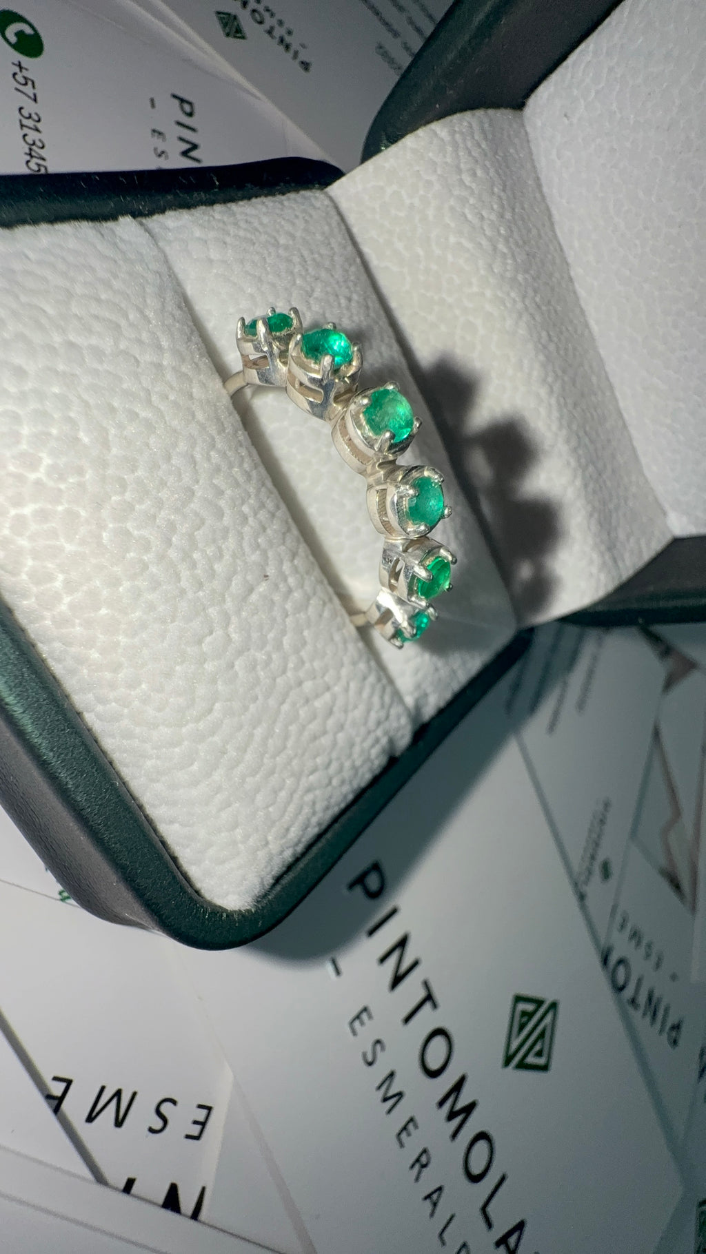 Anillo En Plata Con 6 Esmeraldas - Disponible para Fabricación